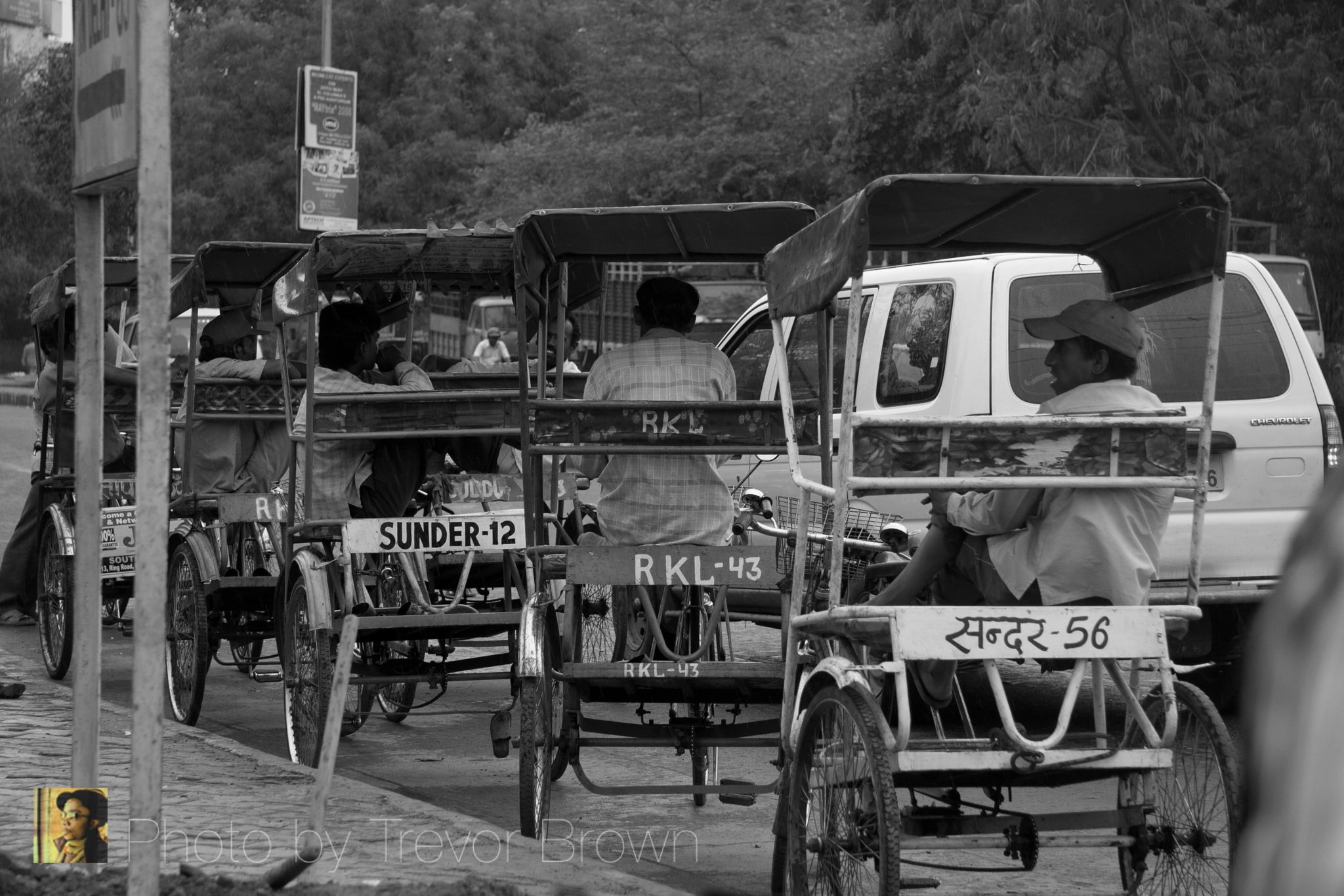 Canon EOS 400D (EOS Digital Rebel XTi / EOS Kiss Digital X) sample photo. Taxi stand photography