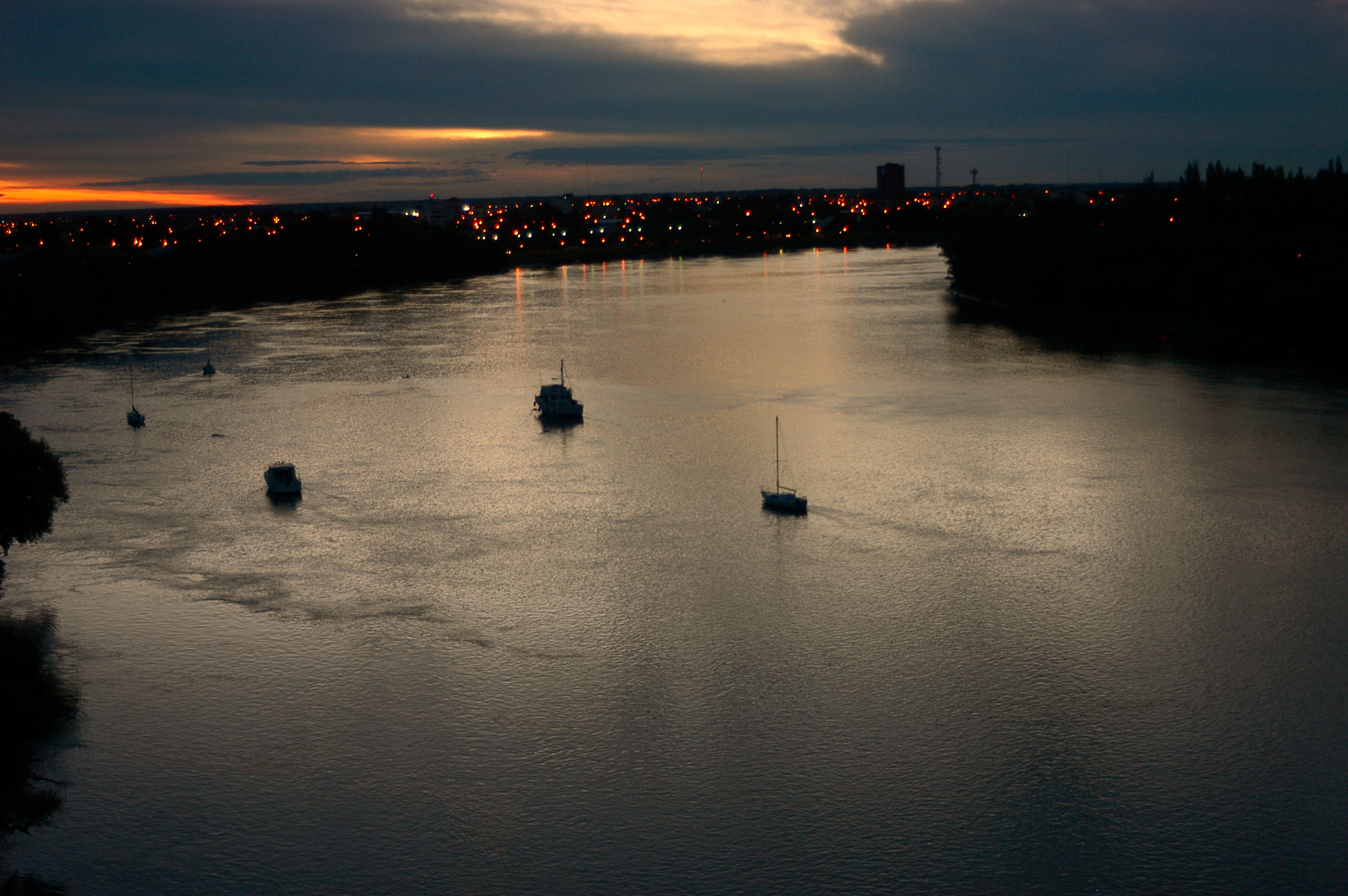 AF Zoom-Nikkor 35-70mm f/3.3-4.5 N sample photo. Ocaso desde el puente photography