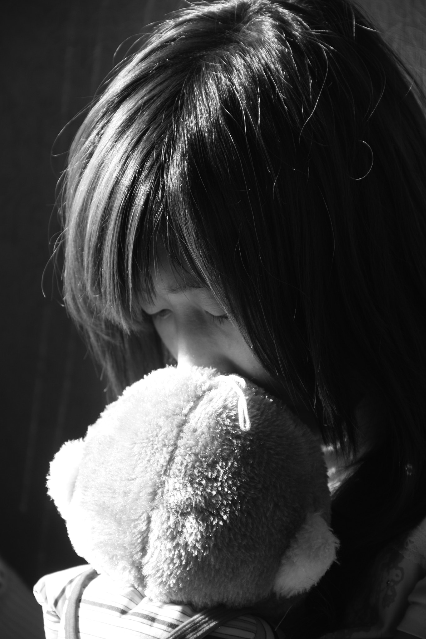 Canon EF-S 18-135mm F3.5-5.6 IS sample photo. 抱玩偶的女孩 photography