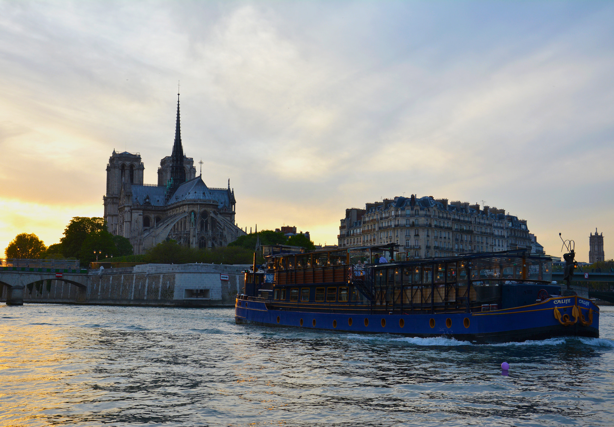 Nikon D5200 + AF Zoom-Nikkor 75-240mm f/4.5-5.6D sample photo. Barge in front of "notre-dame" photography