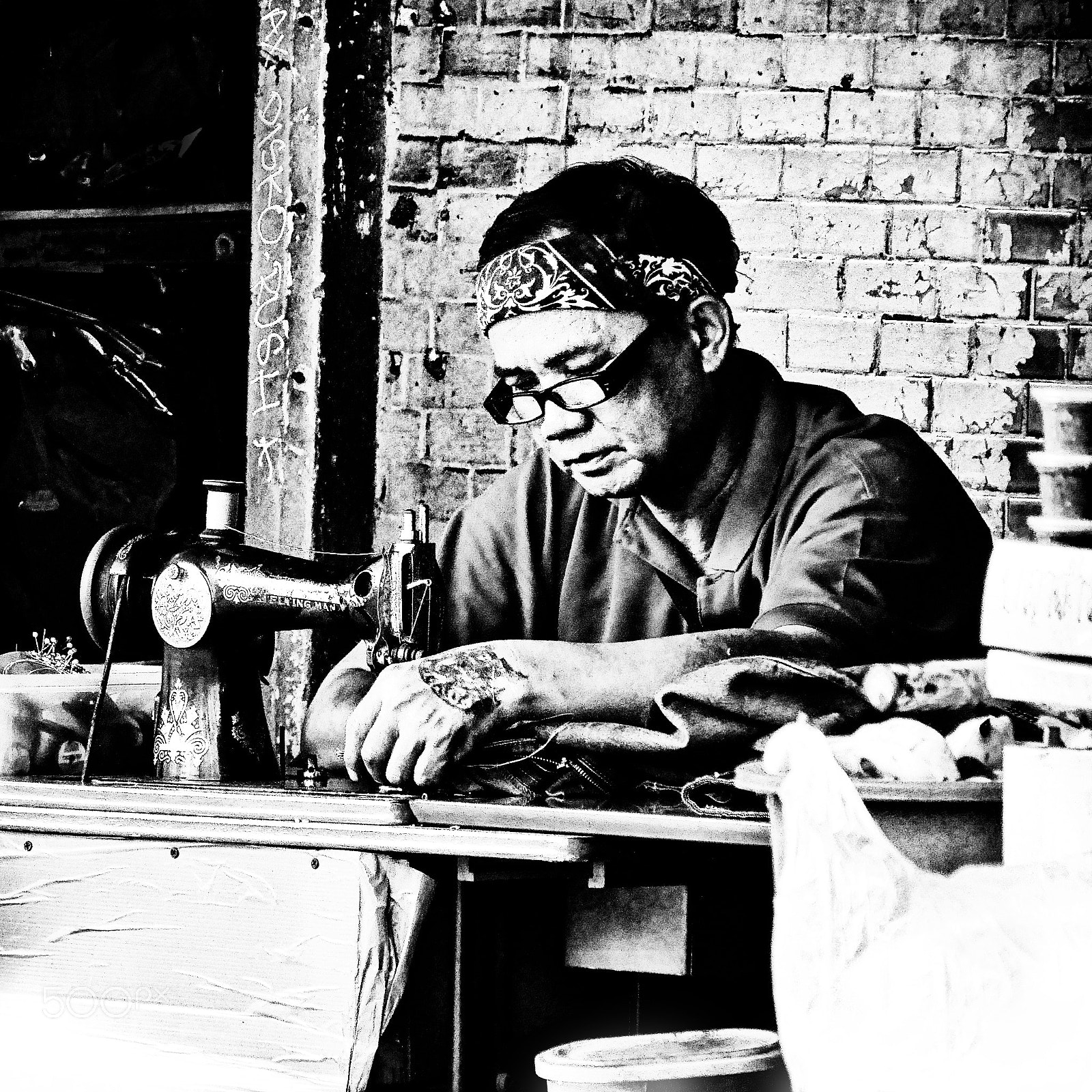 Panasonic Lumix DMC-GF7 sample photo. Street tailor - bangkok - soi 4 photography