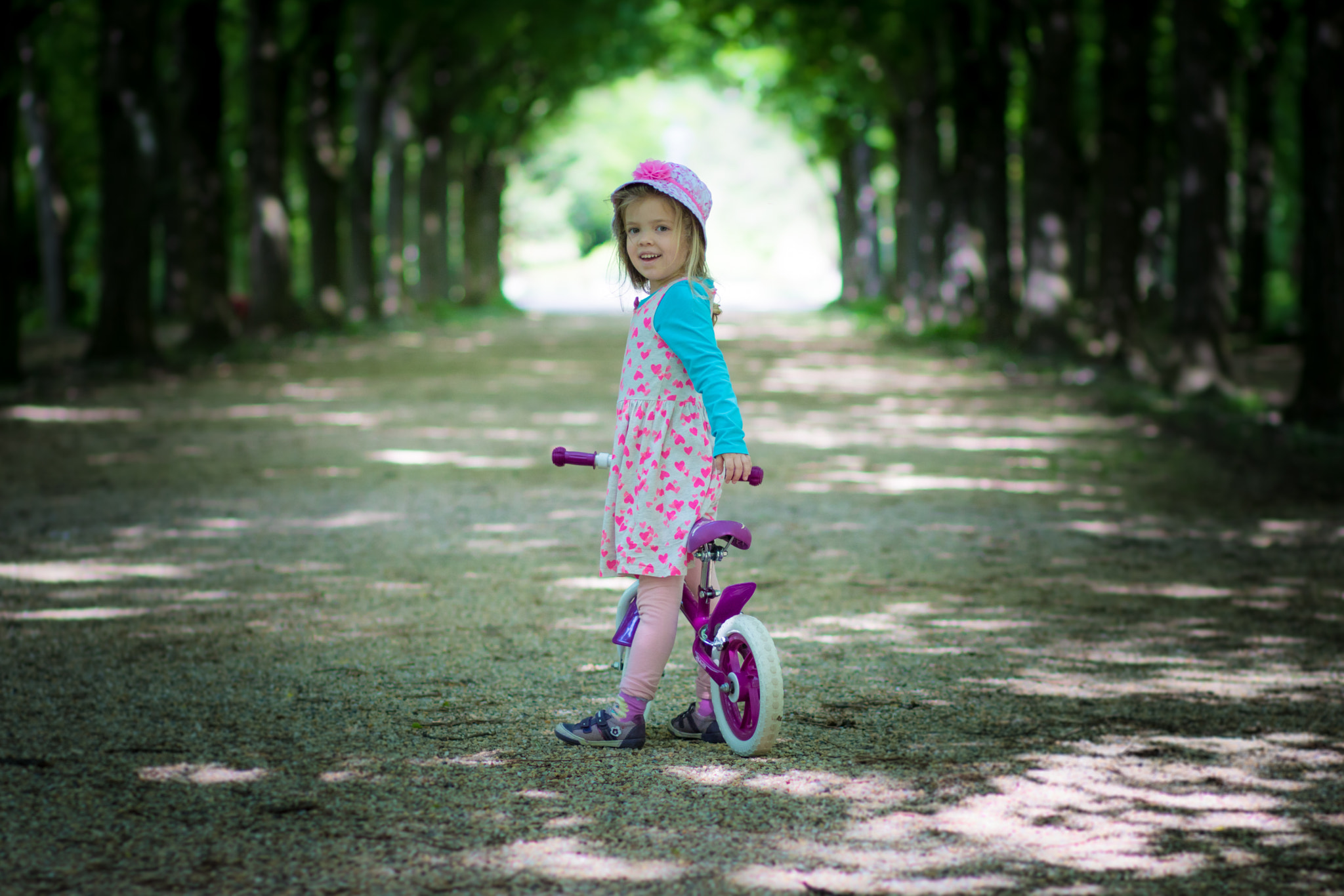 Canon EOS 750D (EOS Rebel T6i / EOS Kiss X8i) + Canon EF 85mm F1.8 USM sample photo. Girl in the park photography