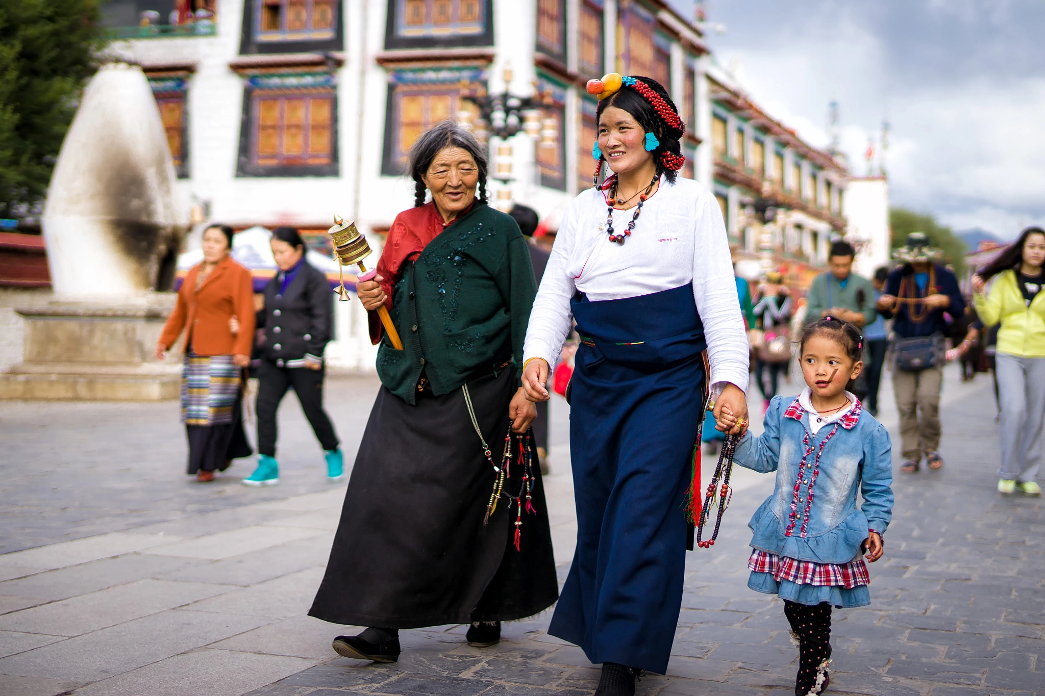 Sony Planar T* 50mm F1.4 ZA SSM sample photo. Three generations of tibetan women photography