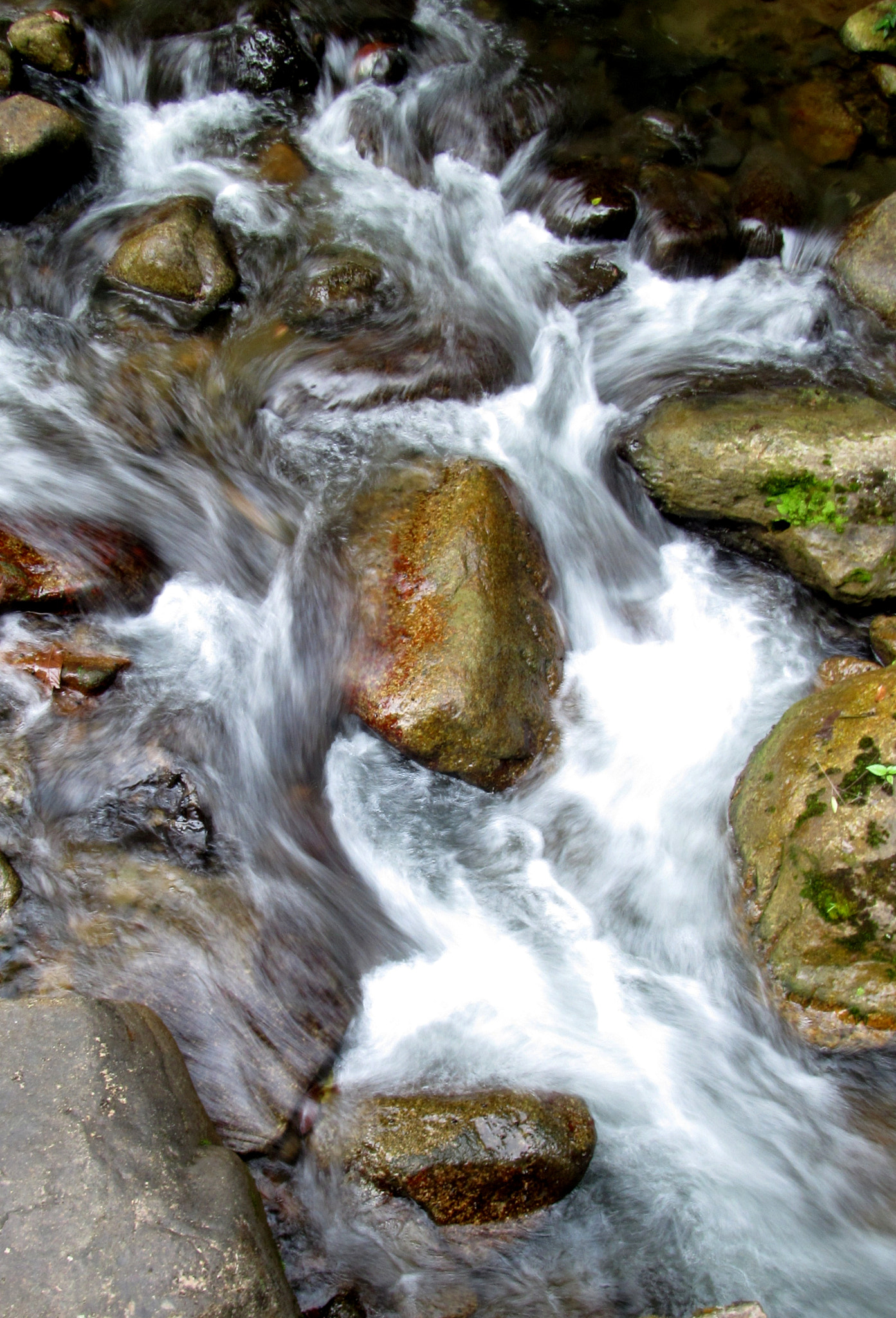 Canon PowerShot SX150 IS + Canon EF 50mm f/1.8 sample photo. 流水 photography