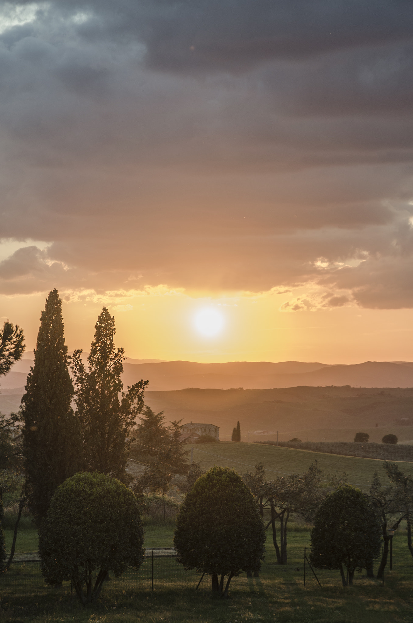 Nikon D5100 + Sigma 17-70mm F2.8-4 DC Macro OS HSM | C sample photo. Val d'orcia sunset photography