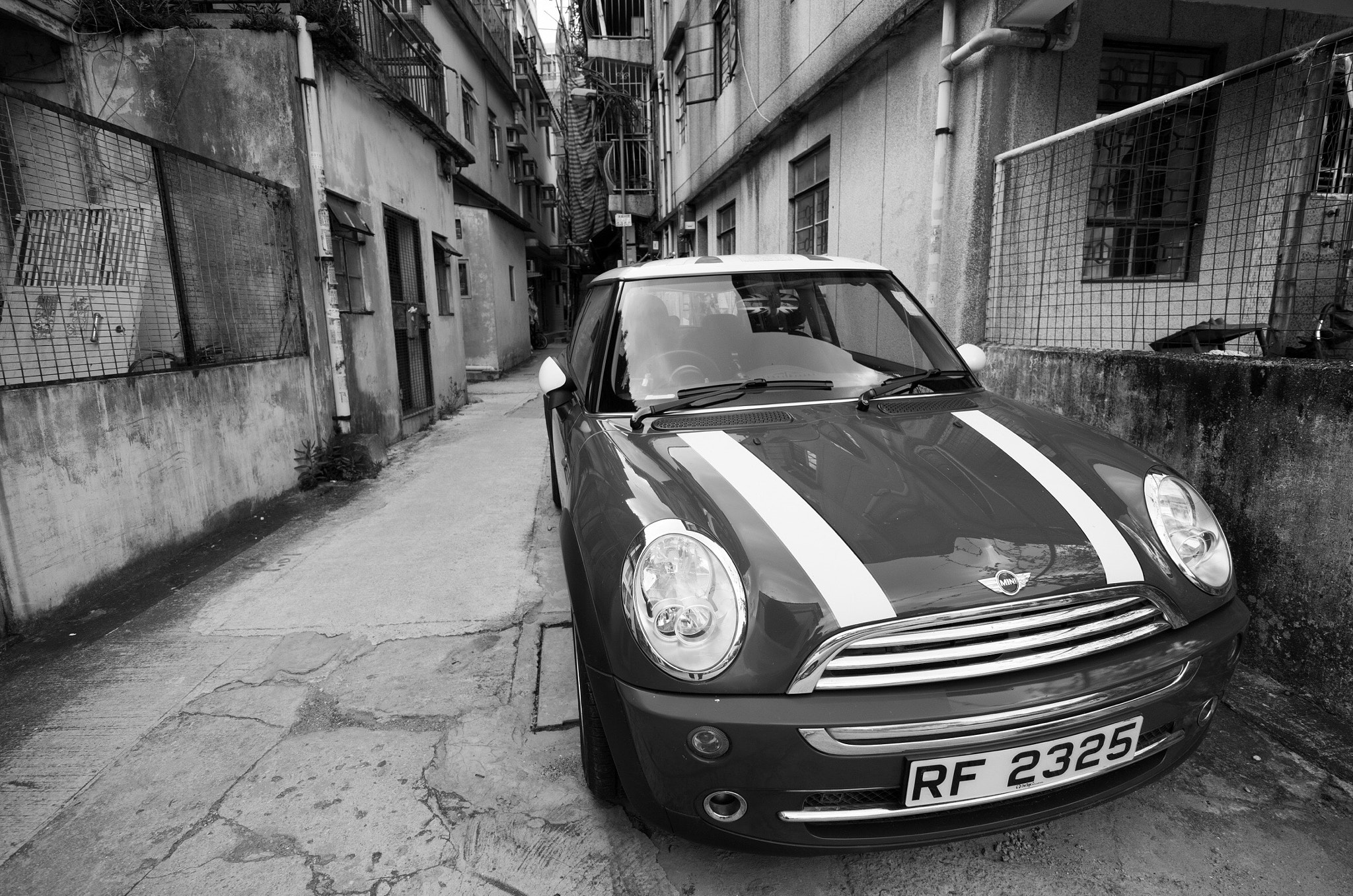 Super-Vario-Elmar-T  1:3.5-4.5 / 11-23 ASPH. sample photo. Old village and a new car ... photography