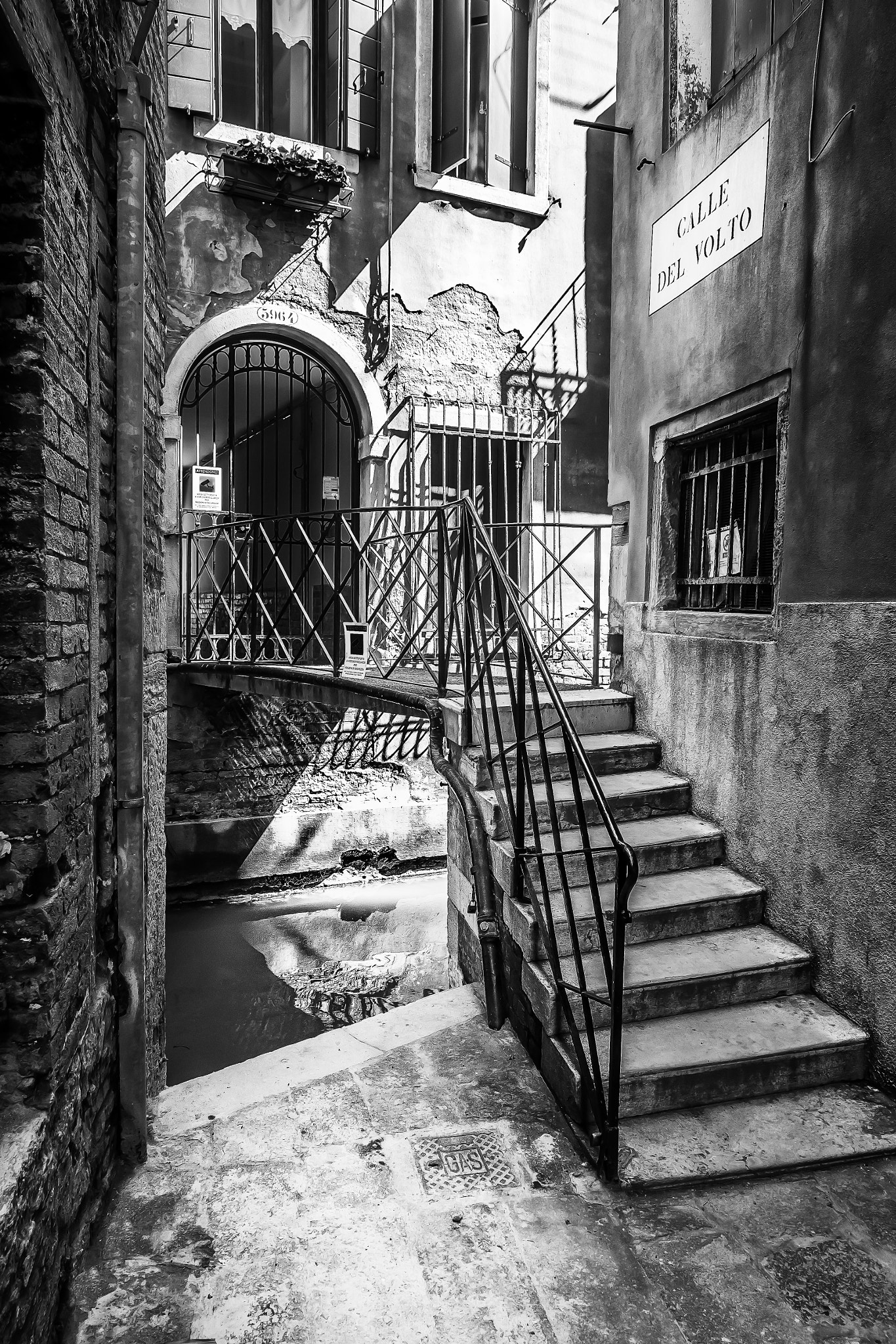 Fujifilm X-Pro1 + Fujifilm XF 16-55mm F2.8 R LM WR sample photo. Venice limited access photography
