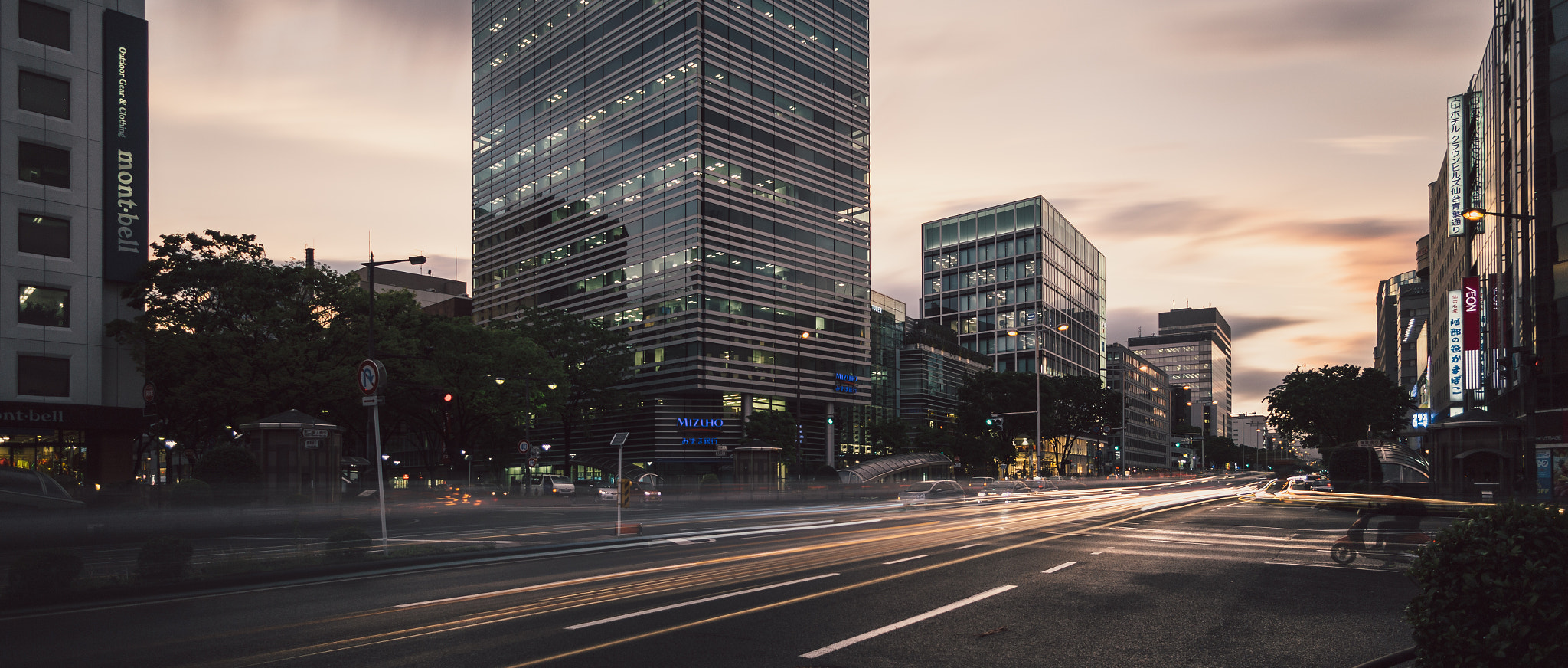 Canon EF 20-35mm F3.5-4.5 USM sample photo. Dusk commute photography