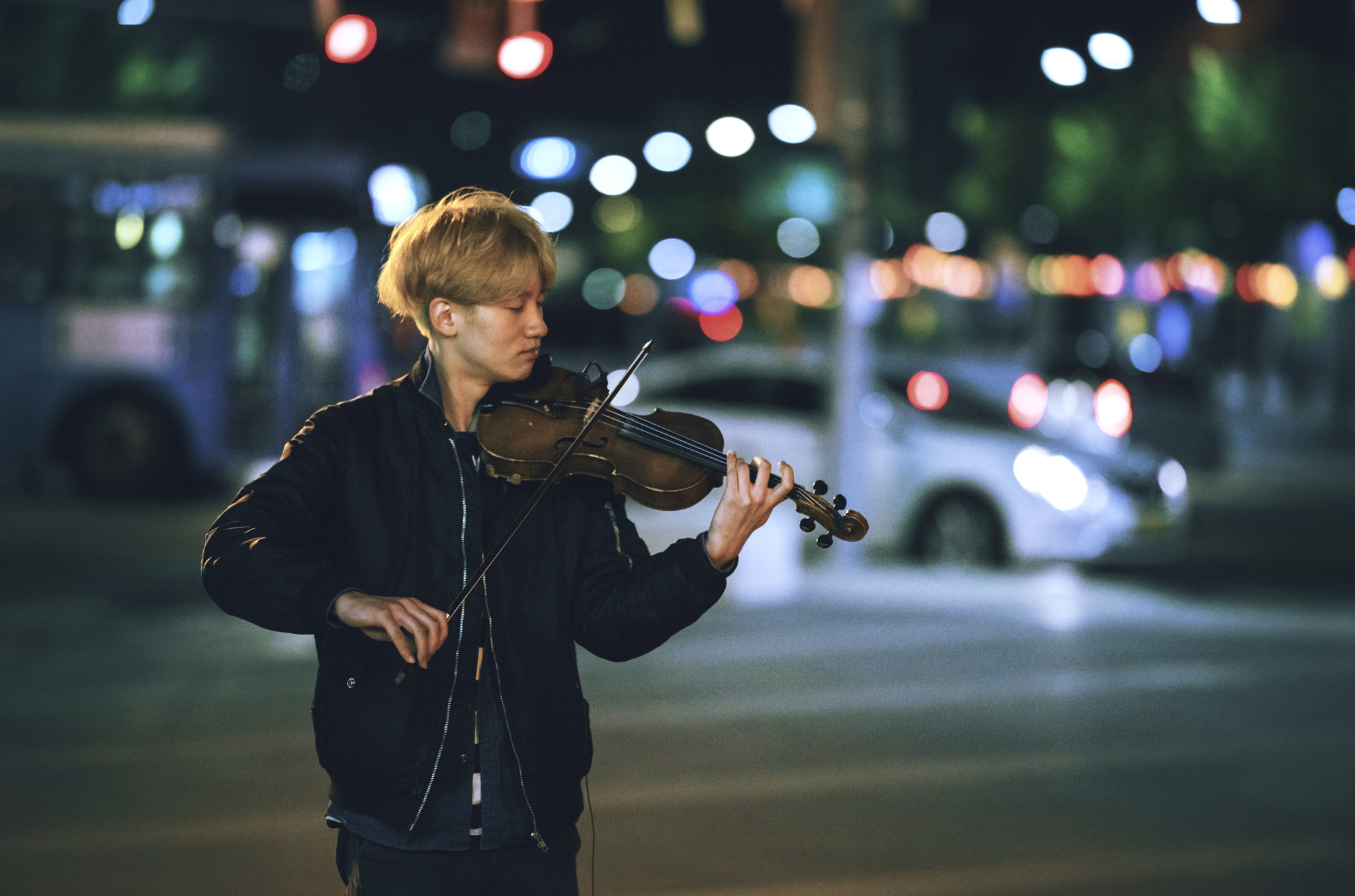 Sony a7 II + Canon EF 35-80mm f/4-5.6 sample photo. Street violinist photography