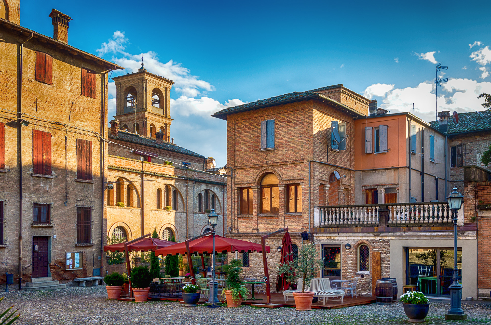 Pentax smc DA 16-45mm F4 ED AL sample photo. Good morning castelvetro photography