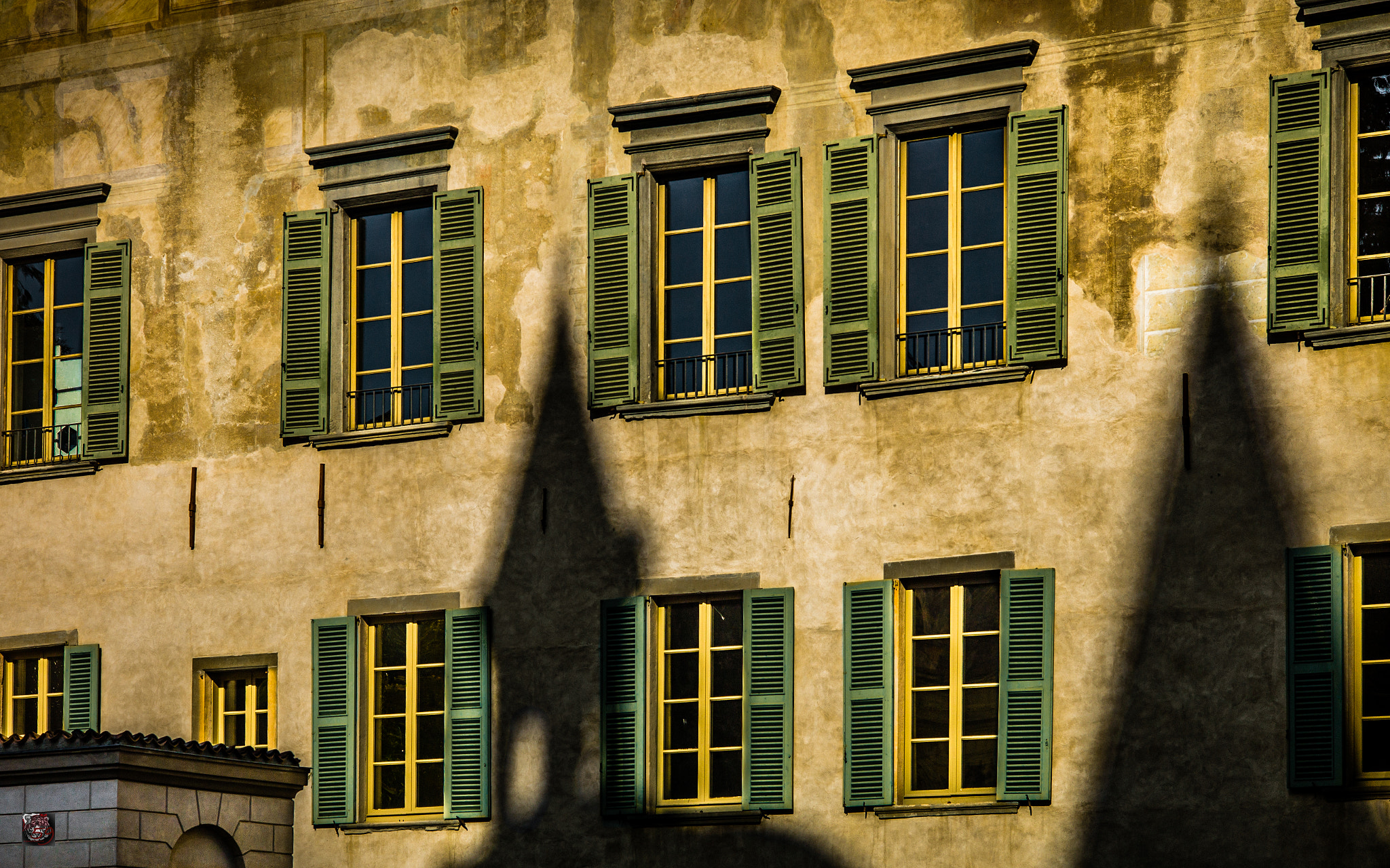 Leica APO-Summicron-M 90mm F2 ASPH sample photo. North italy: bergamo - around piazza del duomo - the shadow of the church photography