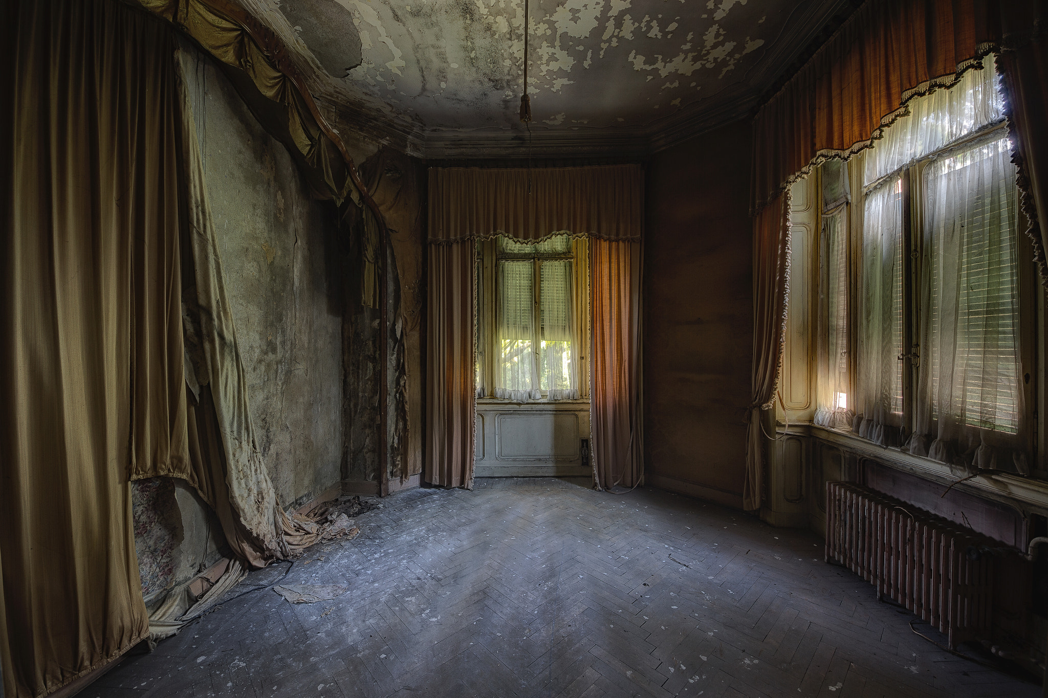 Sigma 8-16mm F4.5-5.6 DC HSM sample photo. The beauty of decay photography