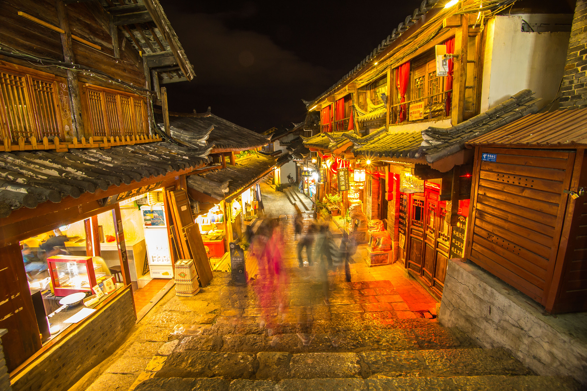 Canon EOS 6D + Tamron SP AF 17-35mm F2.8-4 Di LD Aspherical (IF) sample photo. The old town of dayan, lijiang, china, at night photography