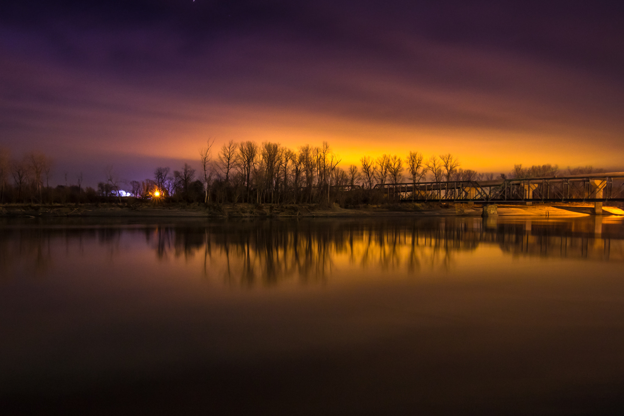Canon EOS 760D (EOS Rebel T6s / EOS 8000D) + Tokina AT-X Pro 11-16mm F2.8 DX sample photo. A calm missouri river night photography
