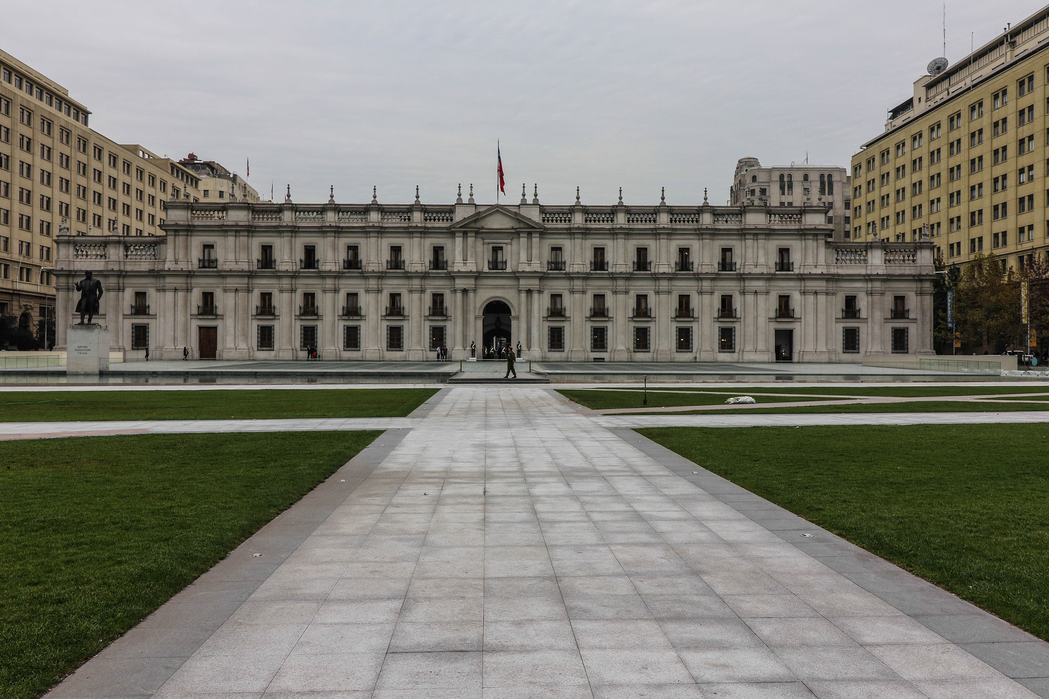 Canon EF-S 10-18mm F4.5–5.6 IS STM sample photo. Palácio de la moneda photography