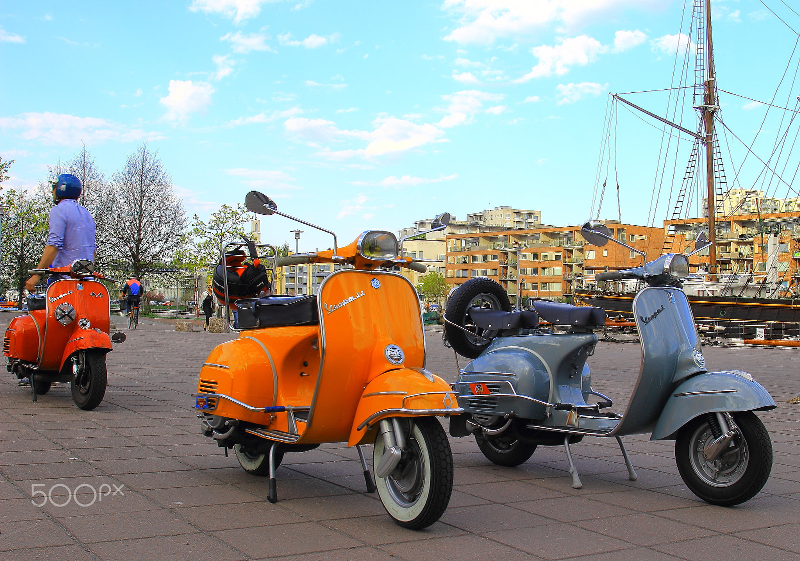 Canon EOS 600D (Rebel EOS T3i / EOS Kiss X5) + Canon EF 20-35mm f/2.8L sample photo. Vintage vespa photography