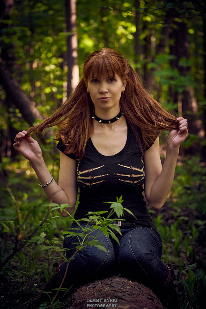 Olympus PEN E-PL5 + Sigma 60mm F2.8 DN Art sample photo. Girl. in spring forest photography