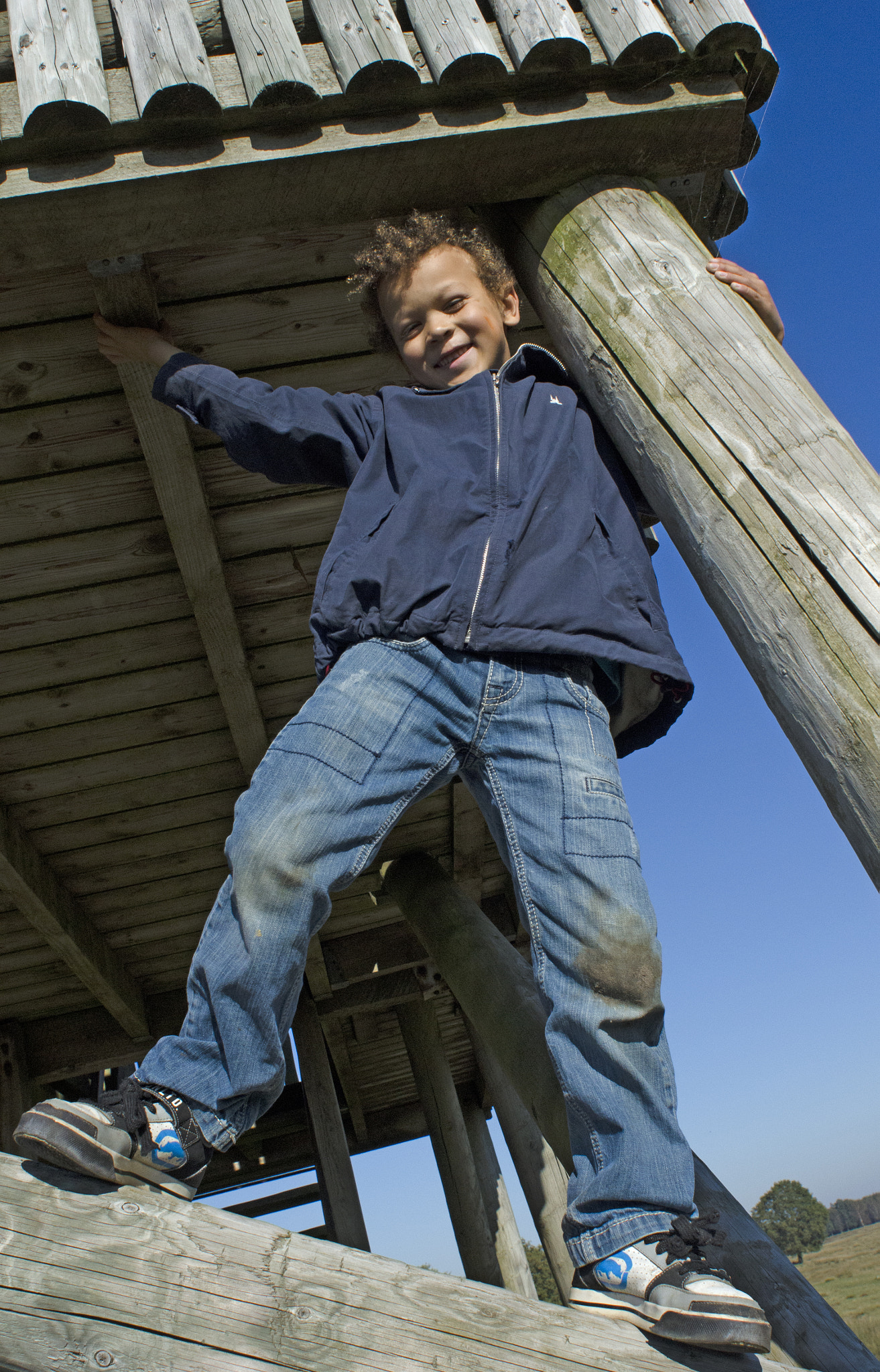 Nikon D7000 + Nikon AF Nikkor 20mm F2.8D sample photo. Cool boy, outdoor photography
