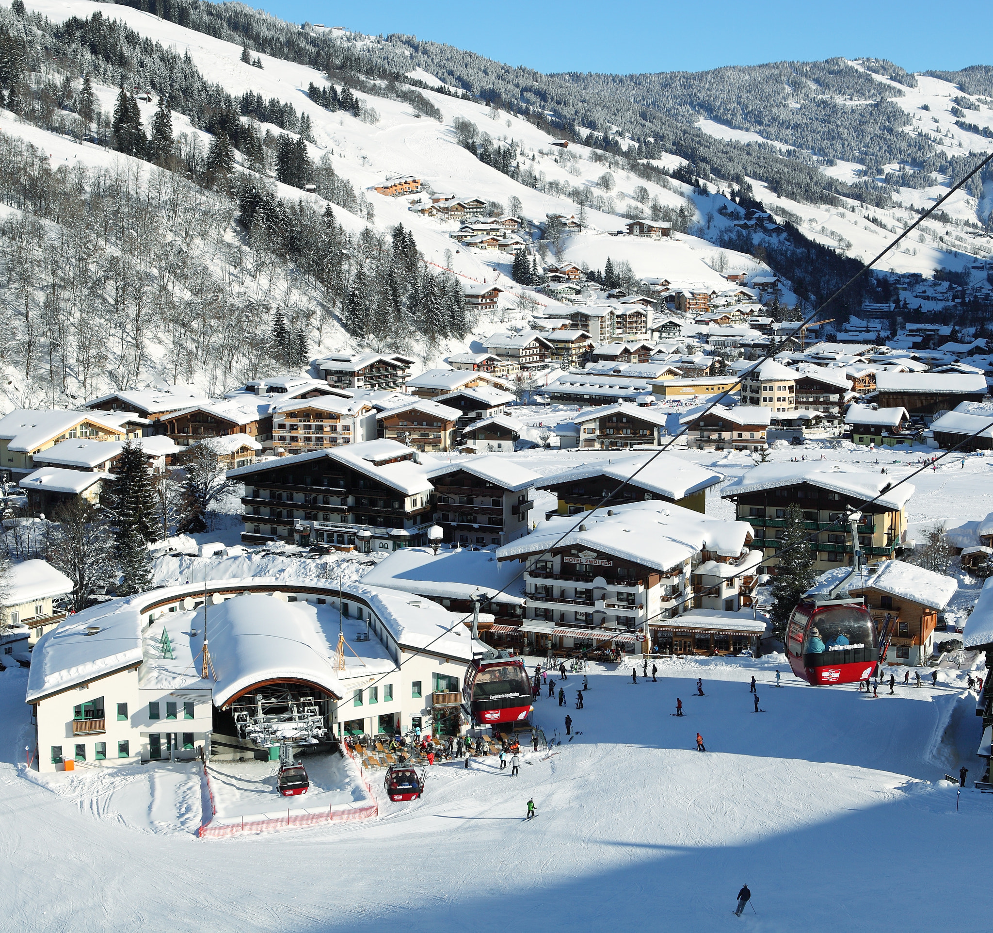 Canon EF 24-70mm F2.8L USM sample photo. Vom hotel direkt an die piste photography