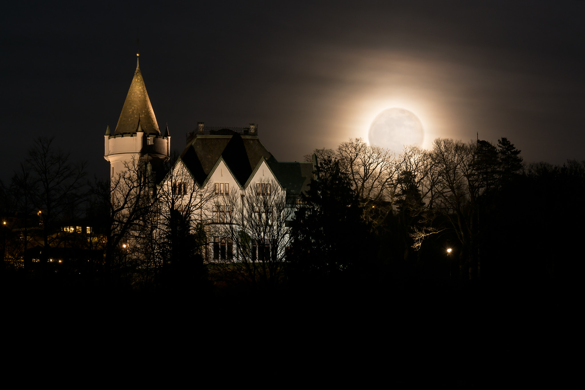 Samsung NX30 + Samsung NX 50-200mm F4-5.6 ED OIS sample photo. The castle and the full moon photography