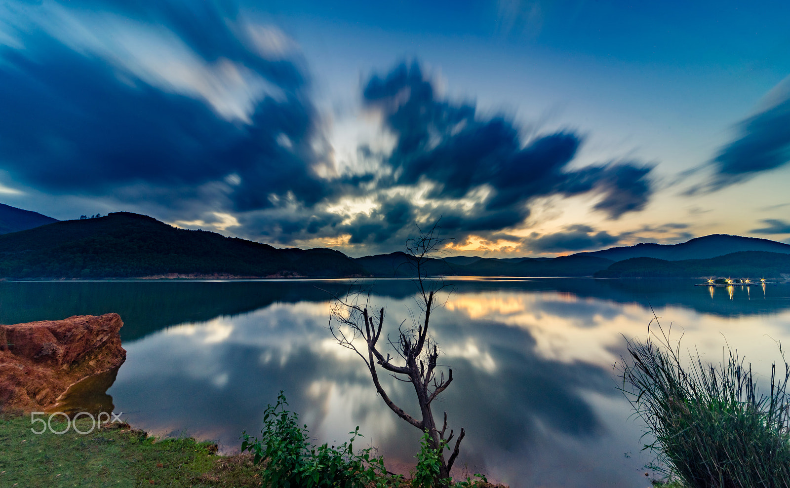 Nikon D600 + Sigma 12-24mm F4.5-5.6 EX DG Aspherical HSM sample photo. Sunset in khe ngang lake photography