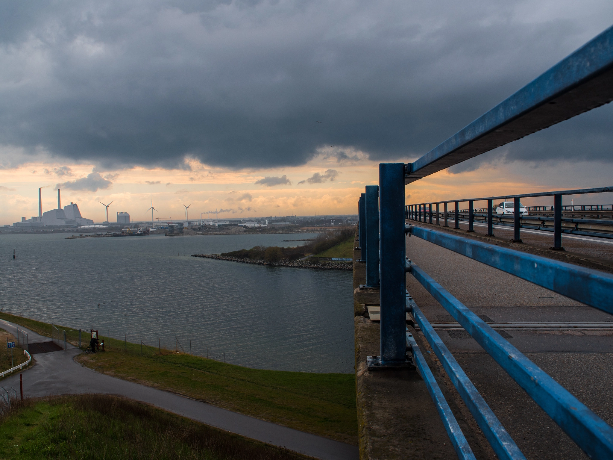 Panasonic Lumix DMC-GH4 sample photo. Blue railing photography
