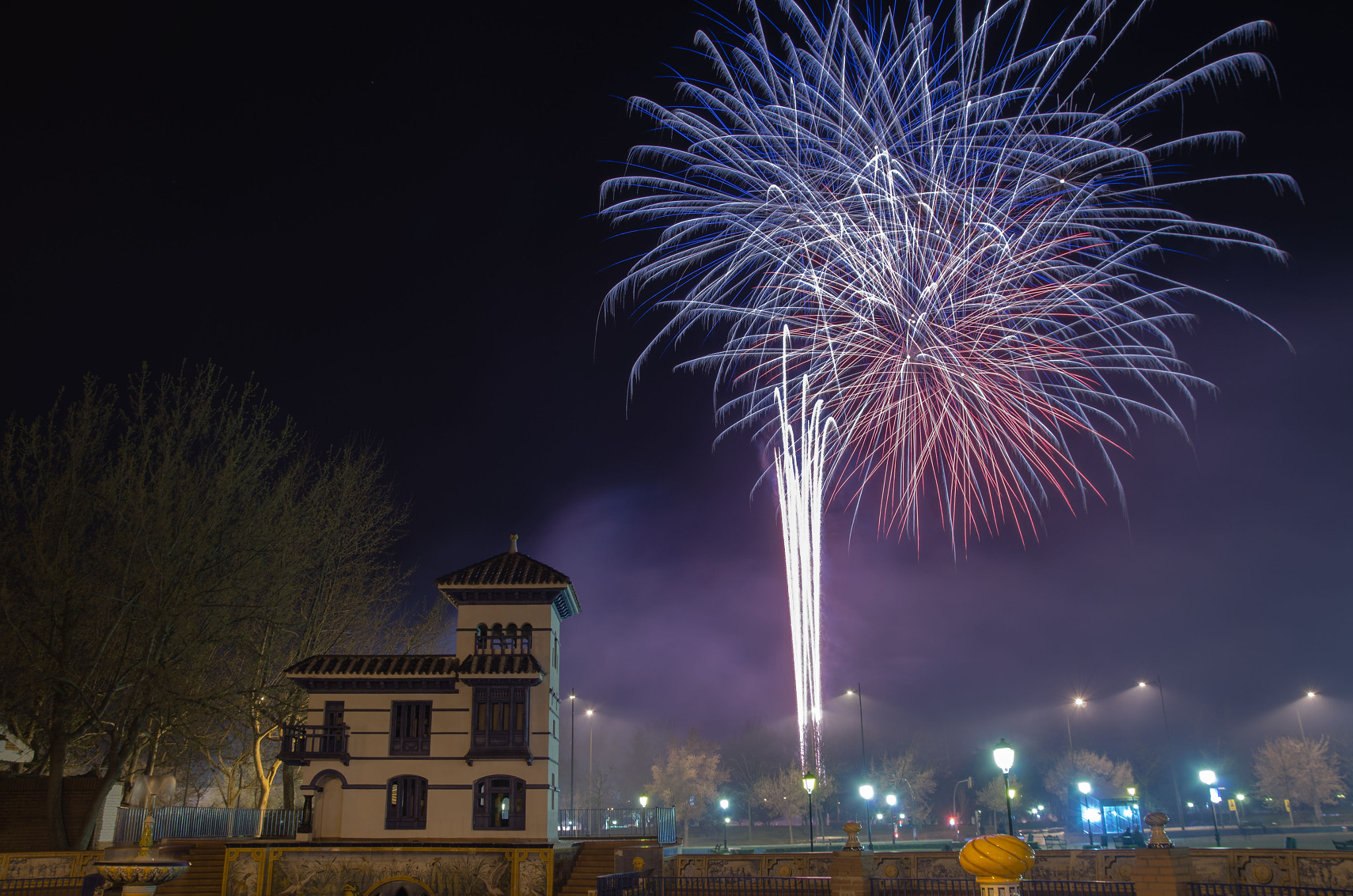 Pentax K-5 + Sigma 17-70mm F2.8-4 DC Macro OS HSM sample photo. Fuegos artificiales. photography