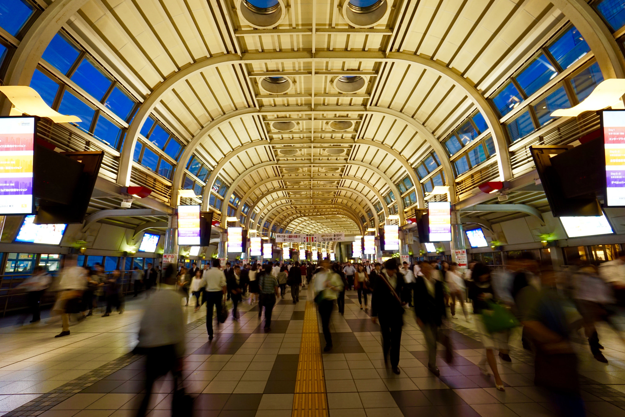 Sony a6000 + Sony E 10-18mm F4 OSS sample photo. Headed to to the place go photography