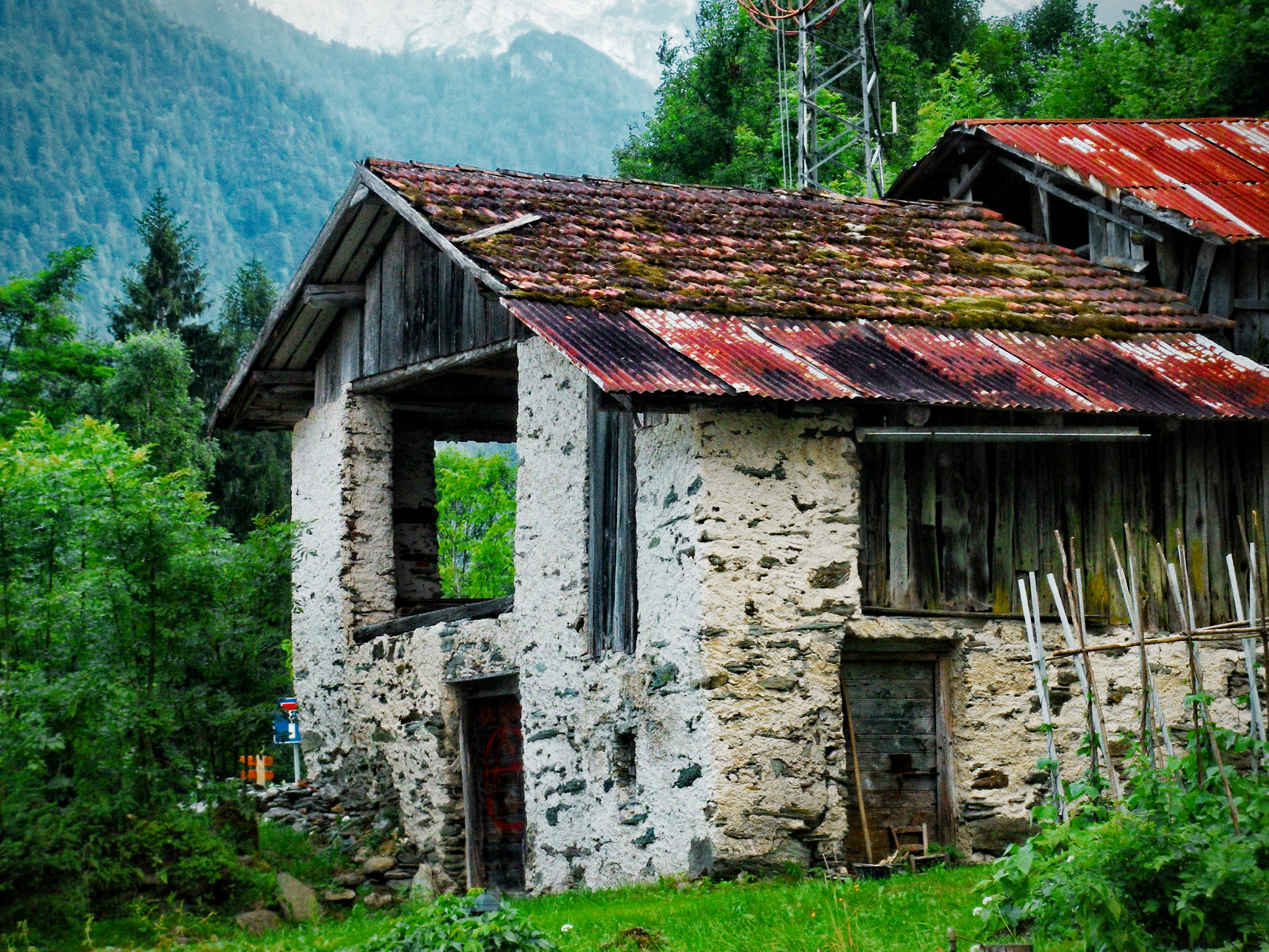 Nikon Coolpix S560 sample photo. Forgotten barn in the dolomites photography