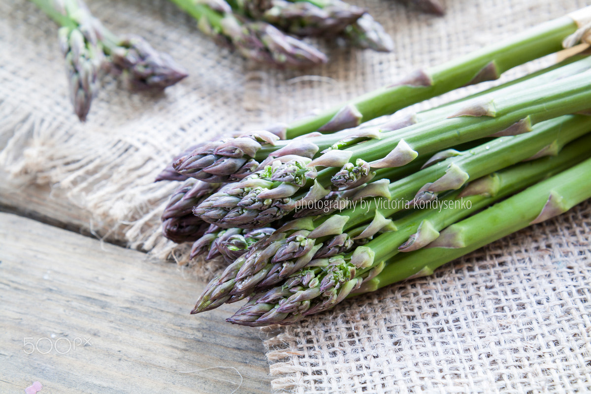 Canon EOS 1000D (EOS Digital Rebel XS / EOS Kiss F) sample photo. Bunch of fresh green asparagus spears on the table photography