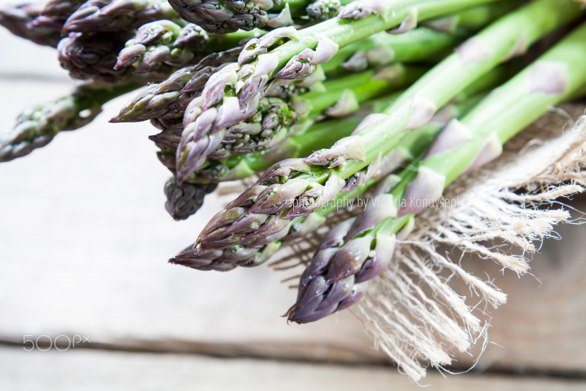 Canon EOS 1000D (EOS Digital Rebel XS / EOS Kiss F) sample photo. Bunch of fresh green asparagus spears on the table photography
