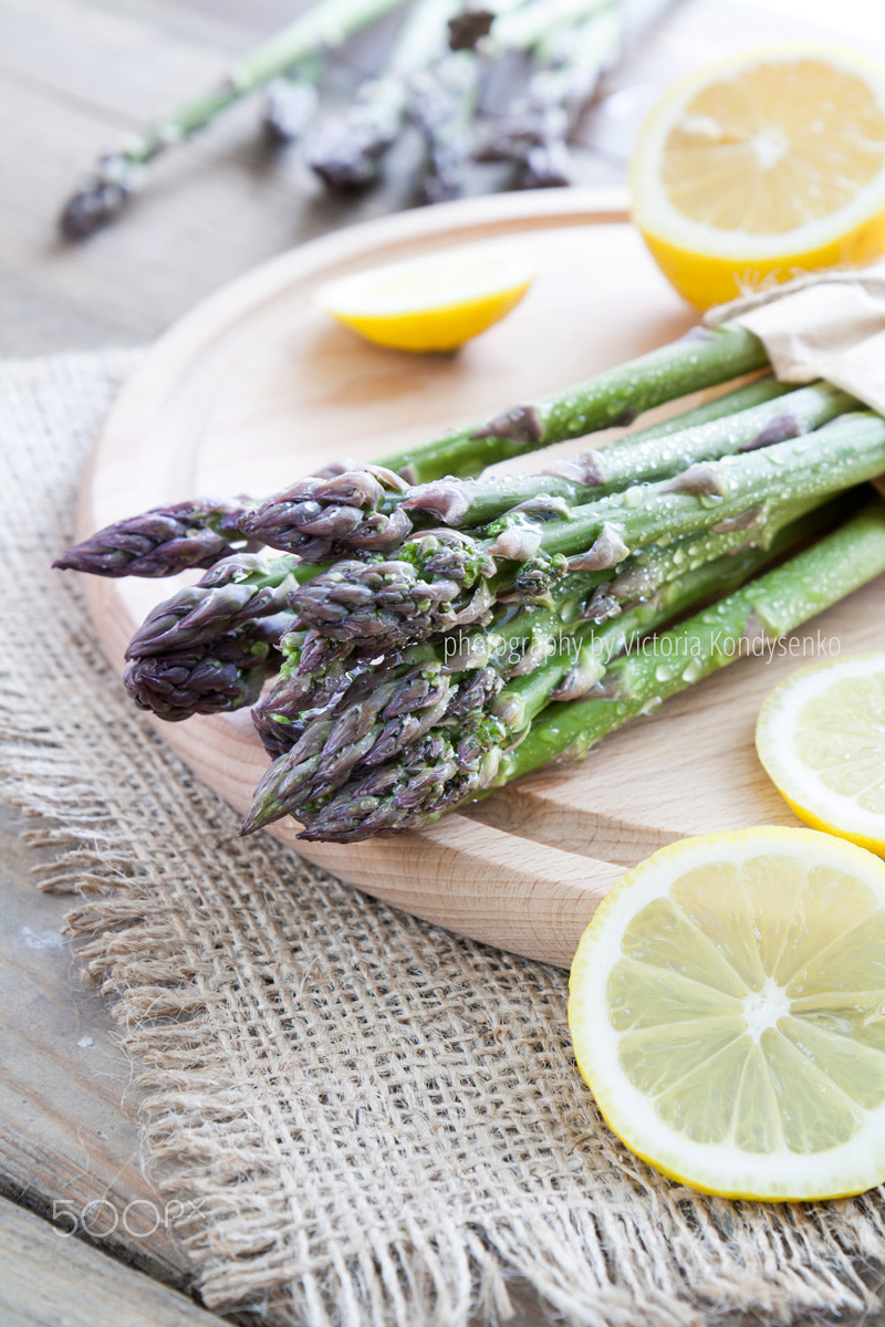Canon EOS 1000D (EOS Digital Rebel XS / EOS Kiss F) sample photo. Bunch of fresh green asparagus spears photography