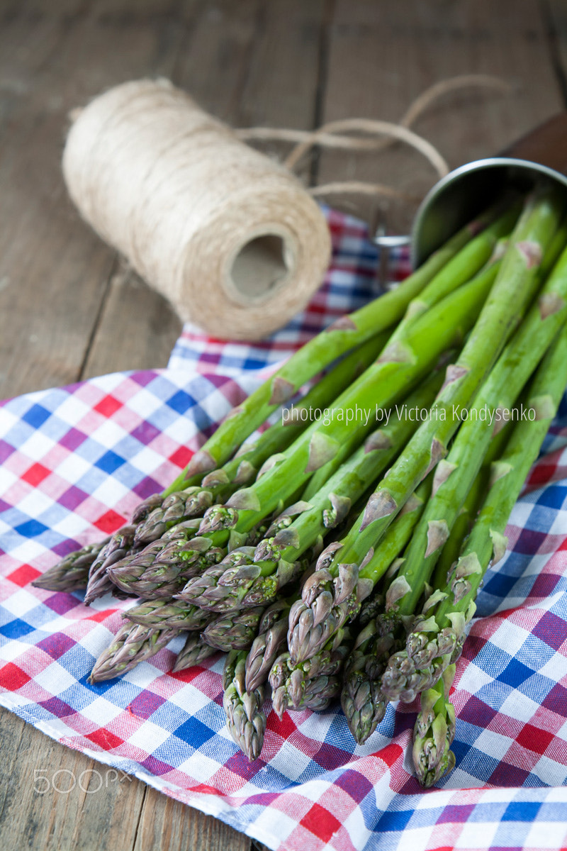 Canon EOS 1000D (EOS Digital Rebel XS / EOS Kiss F) sample photo. Bunch of fresh green asparagus spears on the table photography