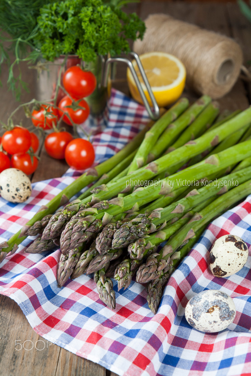 Canon EOS 1000D (EOS Digital Rebel XS / EOS Kiss F) sample photo. Bunch of fresh green asparagus spears on the table photography