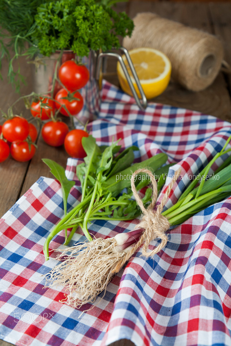 Canon EOS 1000D (EOS Digital Rebel XS / EOS Kiss F) sample photo. Fresh green garlic spears and arugula on napkin with tomatoes an photography