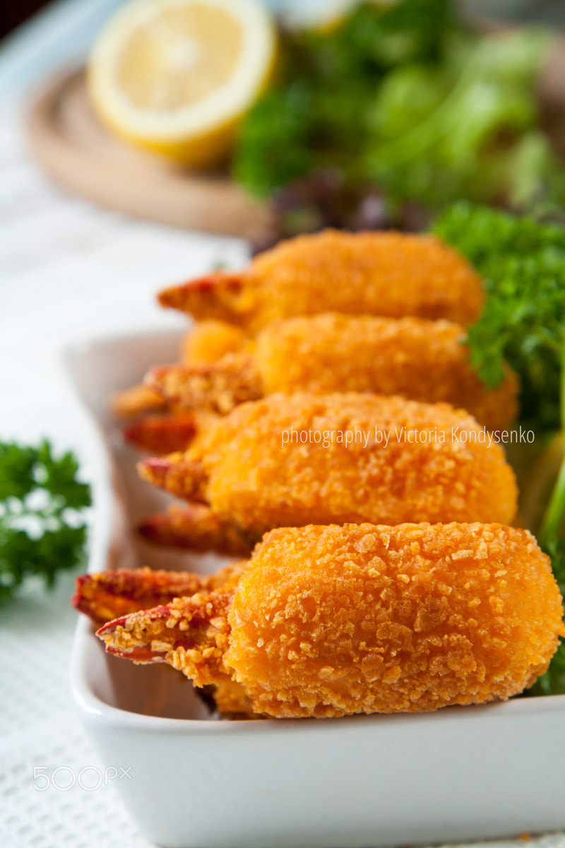 Canon EOS 1000D (EOS Digital Rebel XS / EOS Kiss F) sample photo. Fried crab claws with cucumber, lemon, lettuce and parsley photography