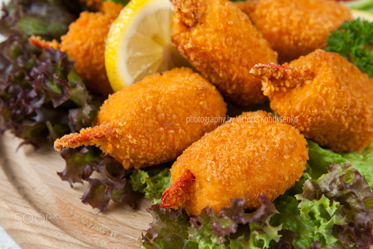 Canon EOS 1000D (EOS Digital Rebel XS / EOS Kiss F) sample photo. Fried crab claws with cucumber, lemon, lettuce and parsley photography