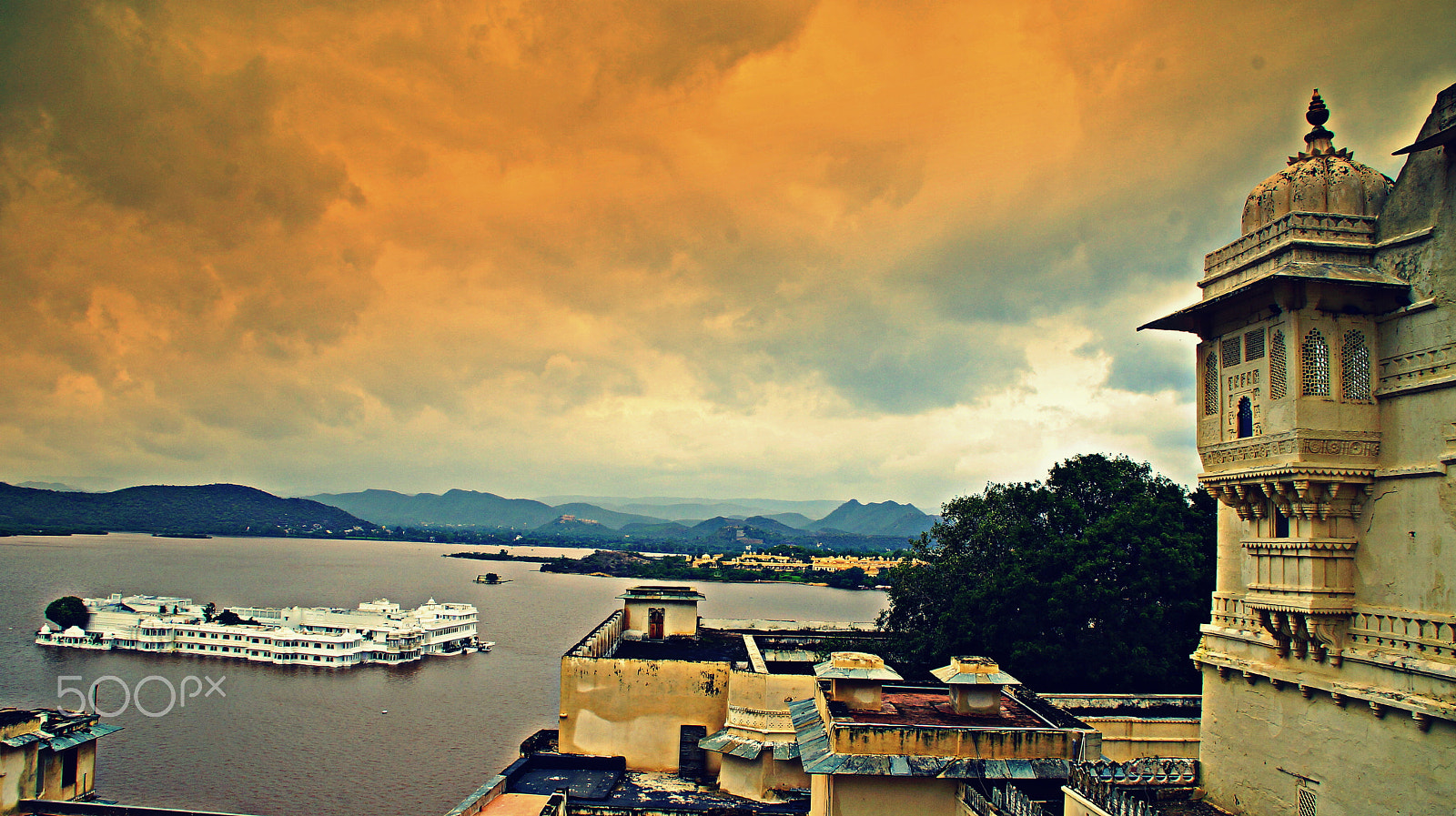 Sony DT 18-200mm F3.5-6.3 sample photo. Lake city udaipur, rajasthan, india photography
