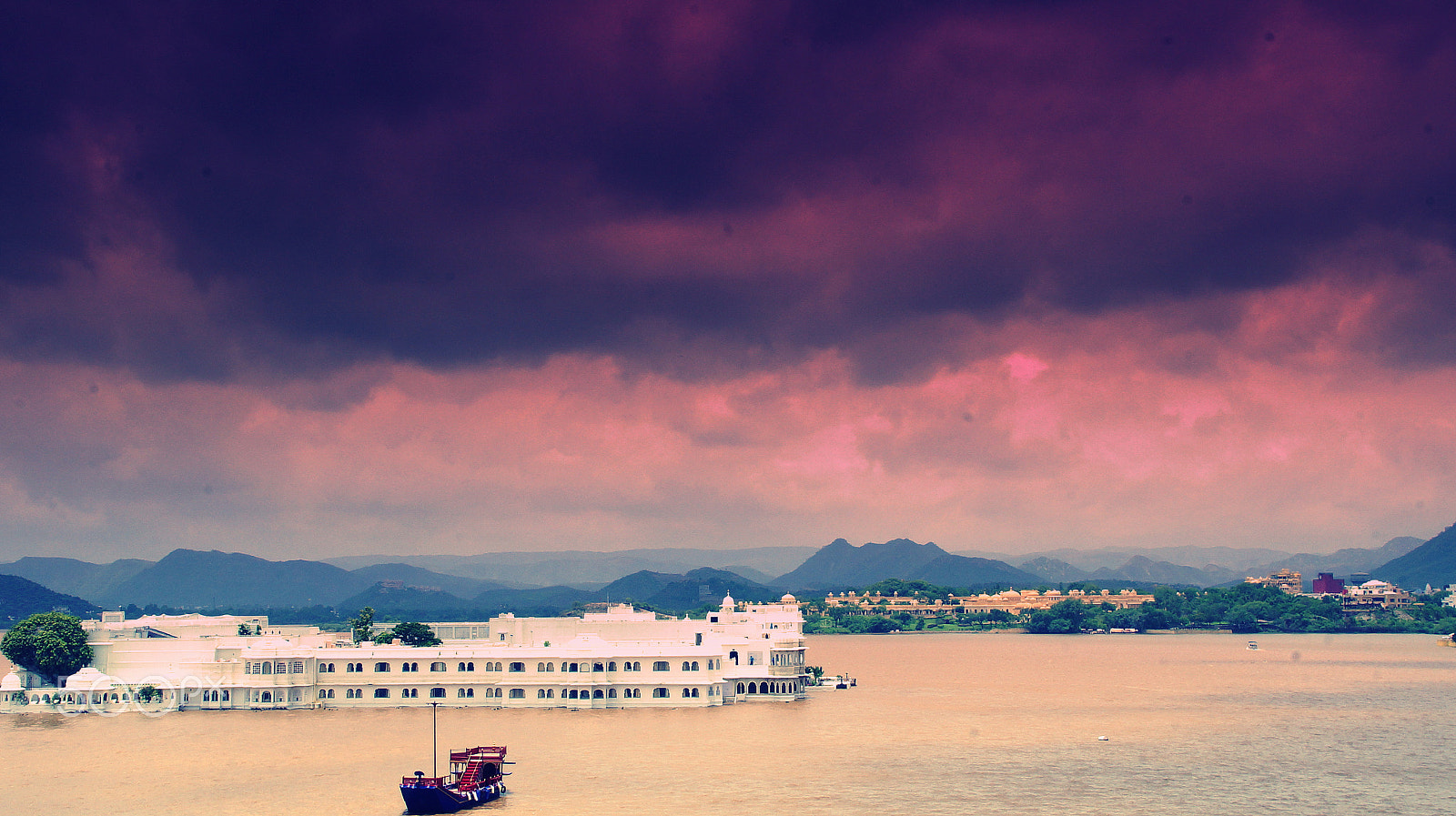 Sony DT 18-200mm F3.5-6.3 sample photo. Lake city udaipur, rajasthan, india photography