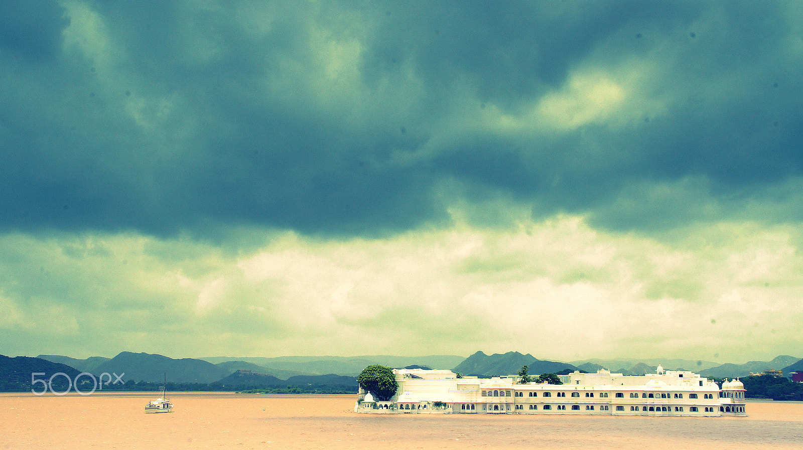 Sony DT 18-200mm F3.5-6.3 sample photo. Lake city udaipur, rajasthan, india photography