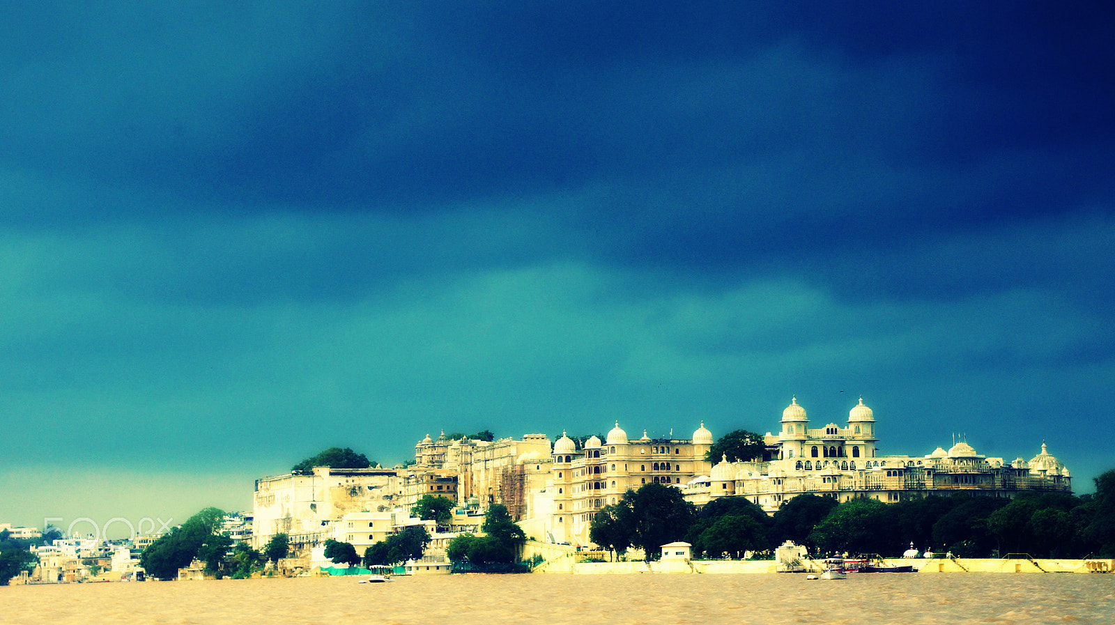 Sony DT 18-200mm F3.5-6.3 sample photo. Lake city udaipur, rajasthan, india photography