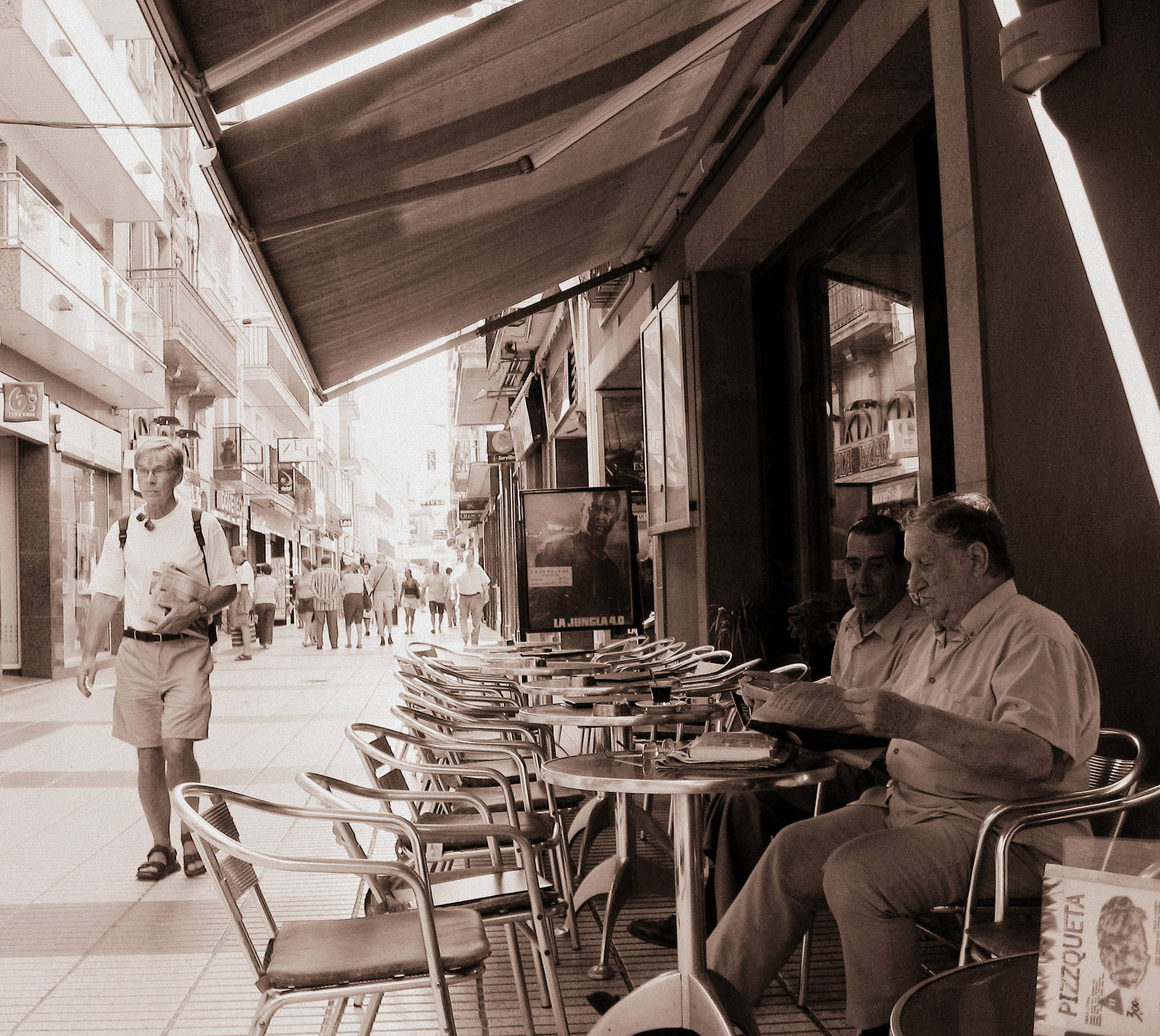 Canon DIGITAL IXUS 800 IS sample photo. Conversation. waiting for coffee. photography