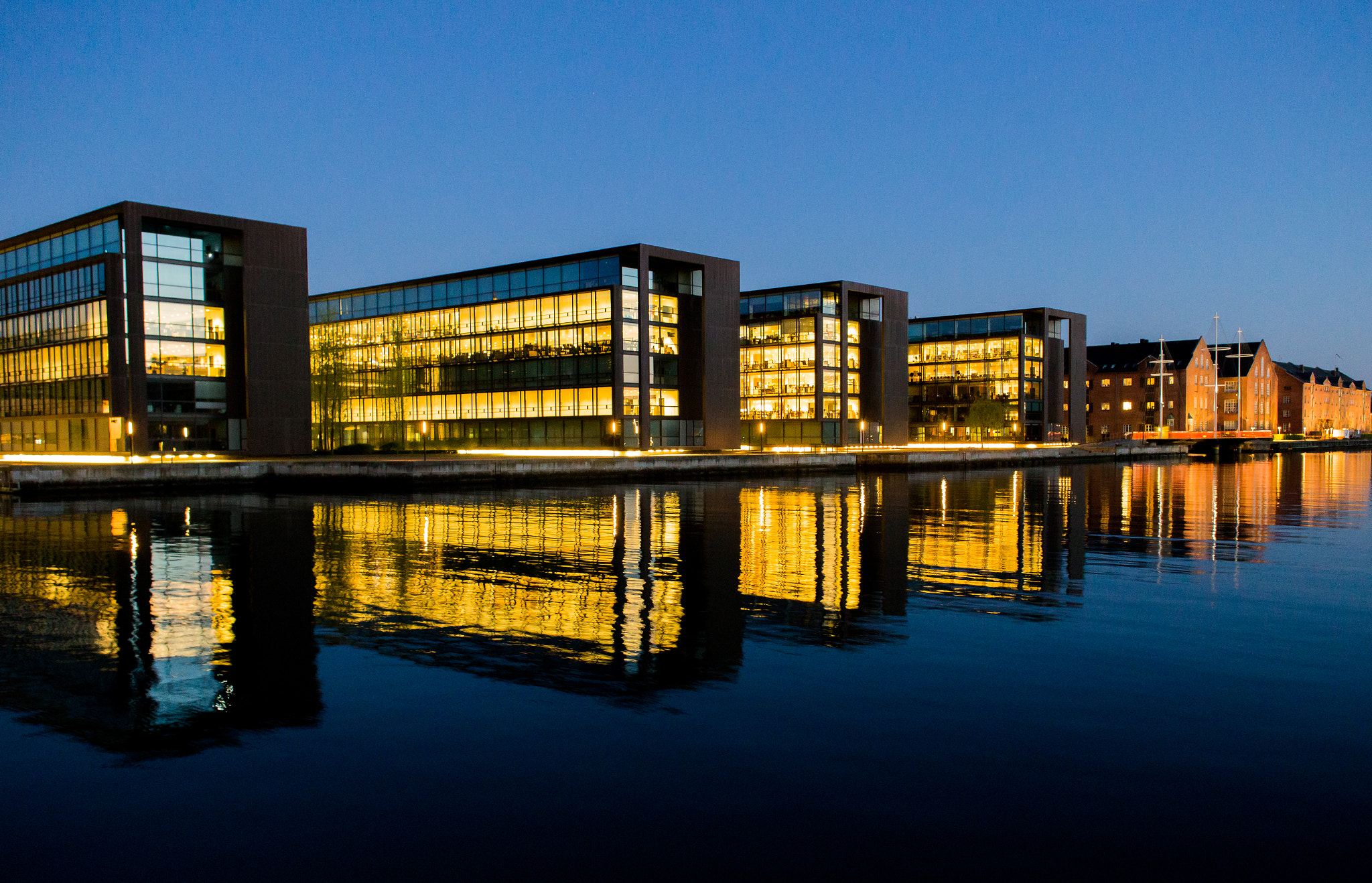 Canon EOS 6D + Canon EF 28mm F2.8 sample photo. Night cityscape photography