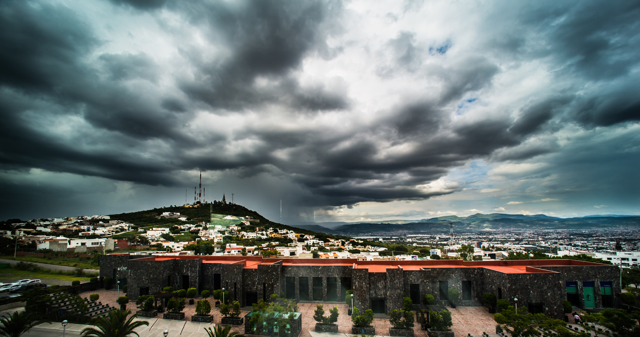Nikon D800 + Nikon AF Nikkor 14mm F2.8D ED sample photo. Llueve photography