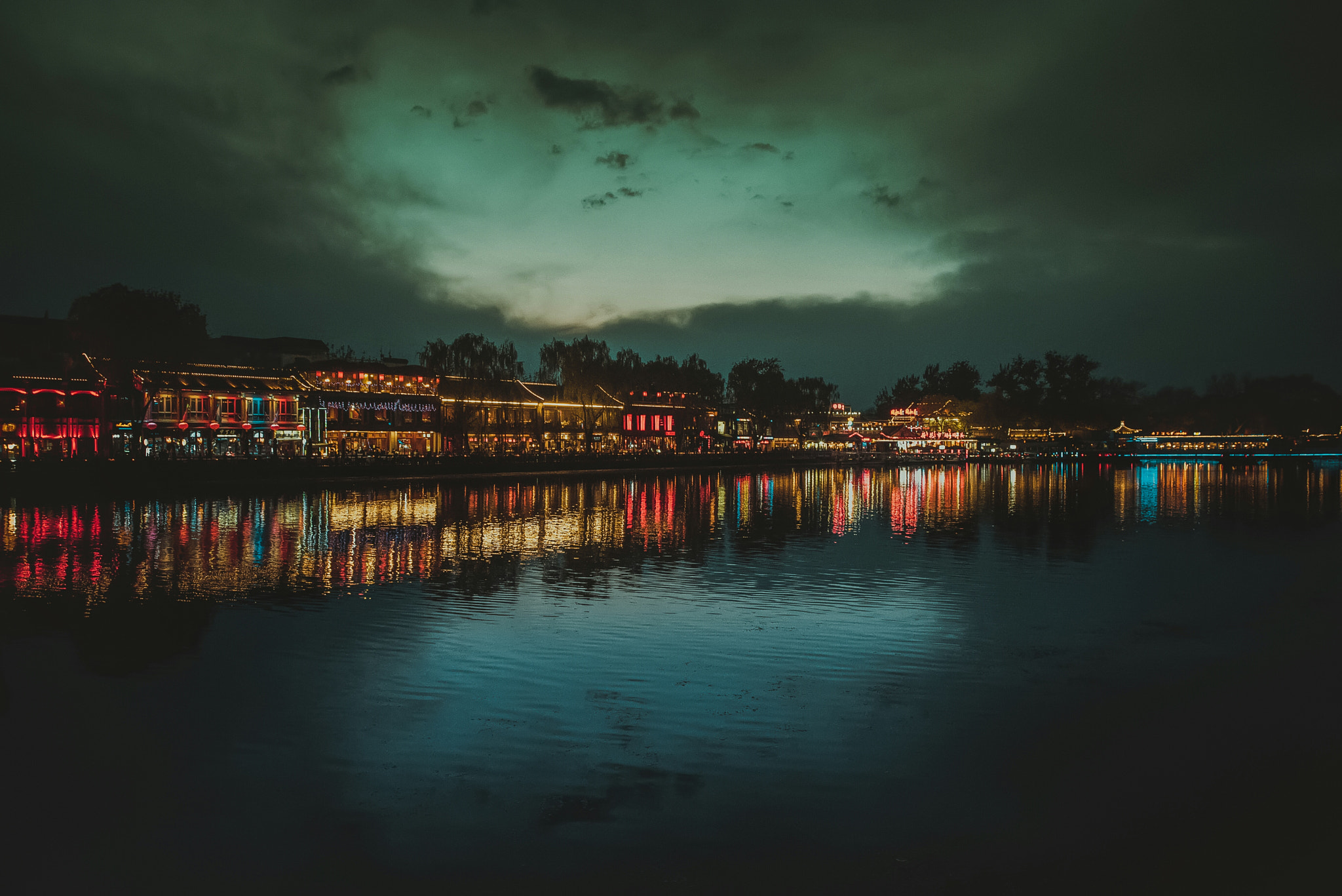 AF Zoom-Nikkor 28-105mm f/3.5-4.5D IF sample photo. Night of houhai photography