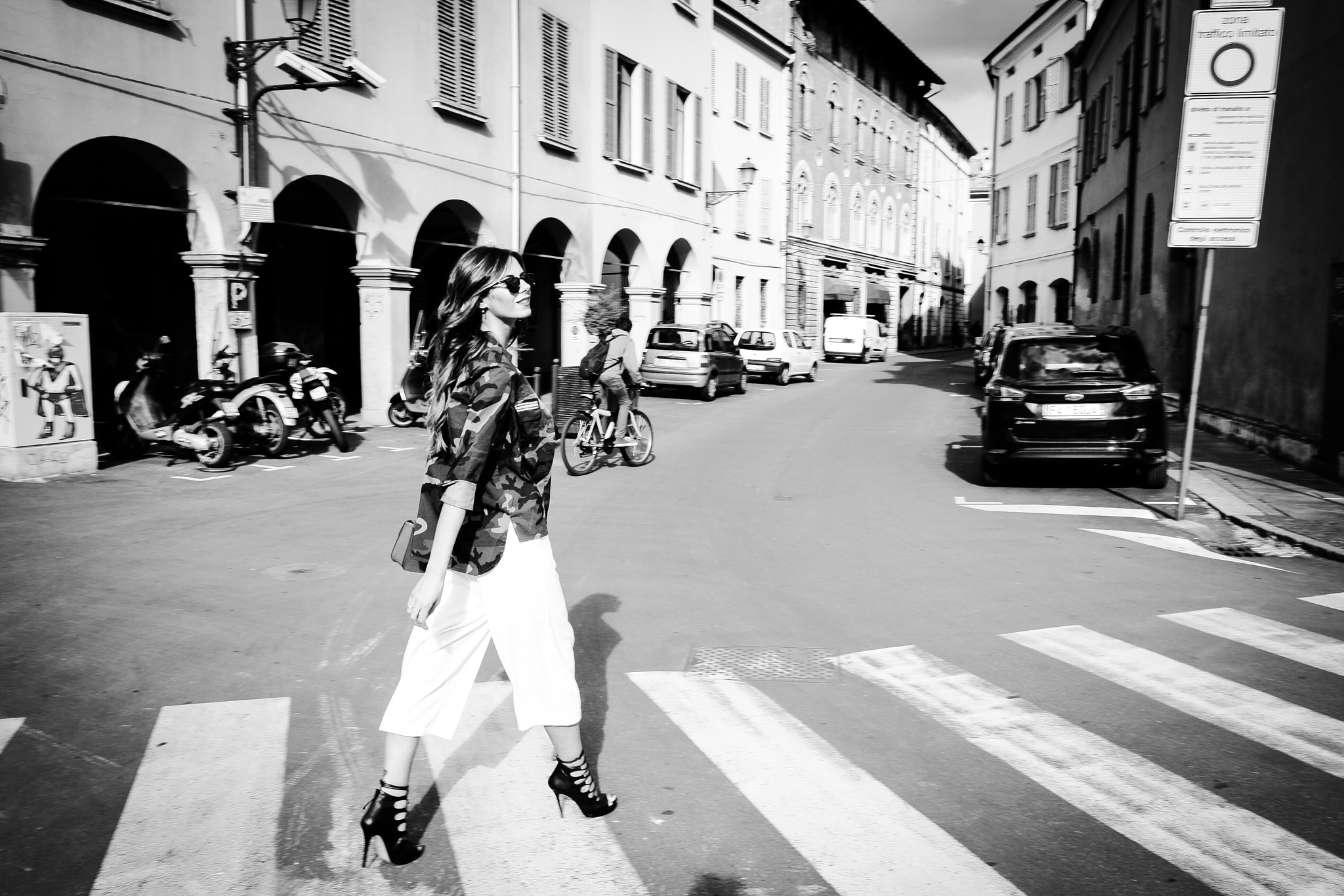 Canon EOS 1000D (EOS Digital Rebel XS / EOS Kiss F) sample photo. People walk.. photography