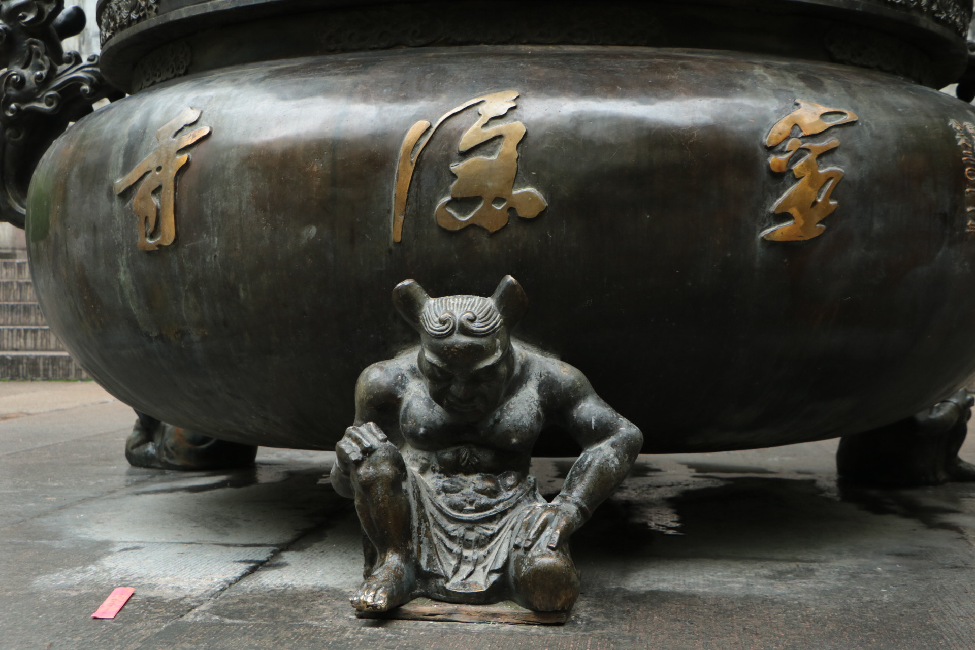 Canon EF-S 18-135mm F3.5-5.6 IS STM sample photo. 靈隱寺其中一個香檀鼎 photography