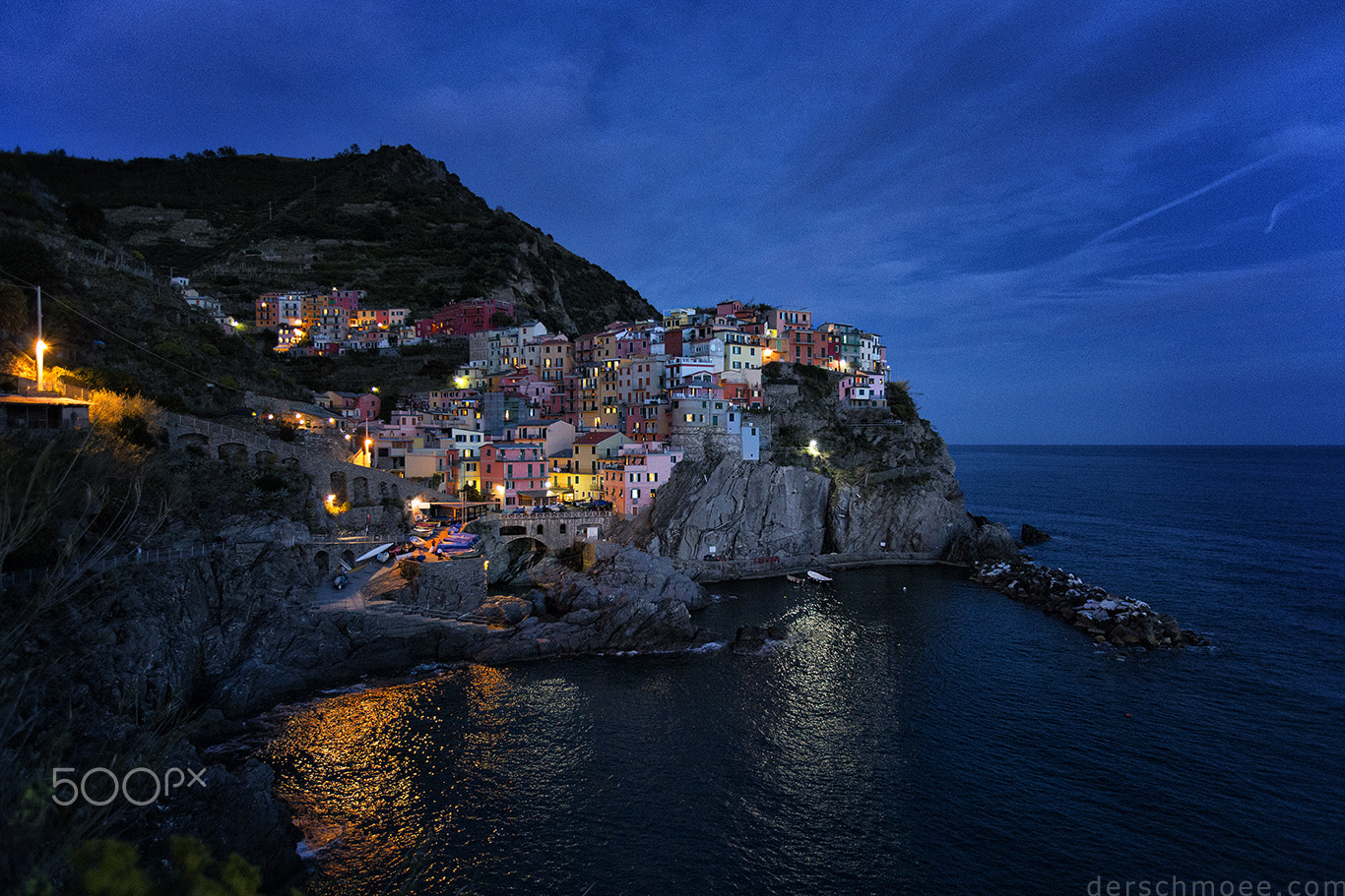 Canon EOS-1D X + Canon EF 16-35mm F2.8L USM sample photo. Abends in manarola in cinque terra an der ligurischen küste in italien photography