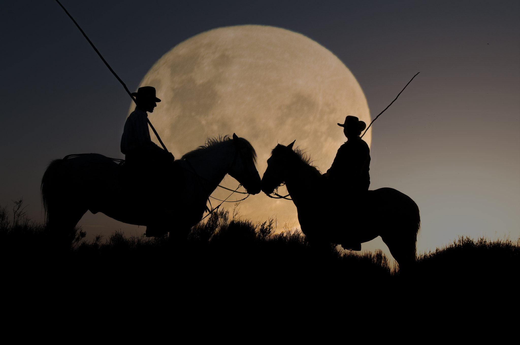 Pentax K-7 + Sigma sample photo. Full moon romance photography