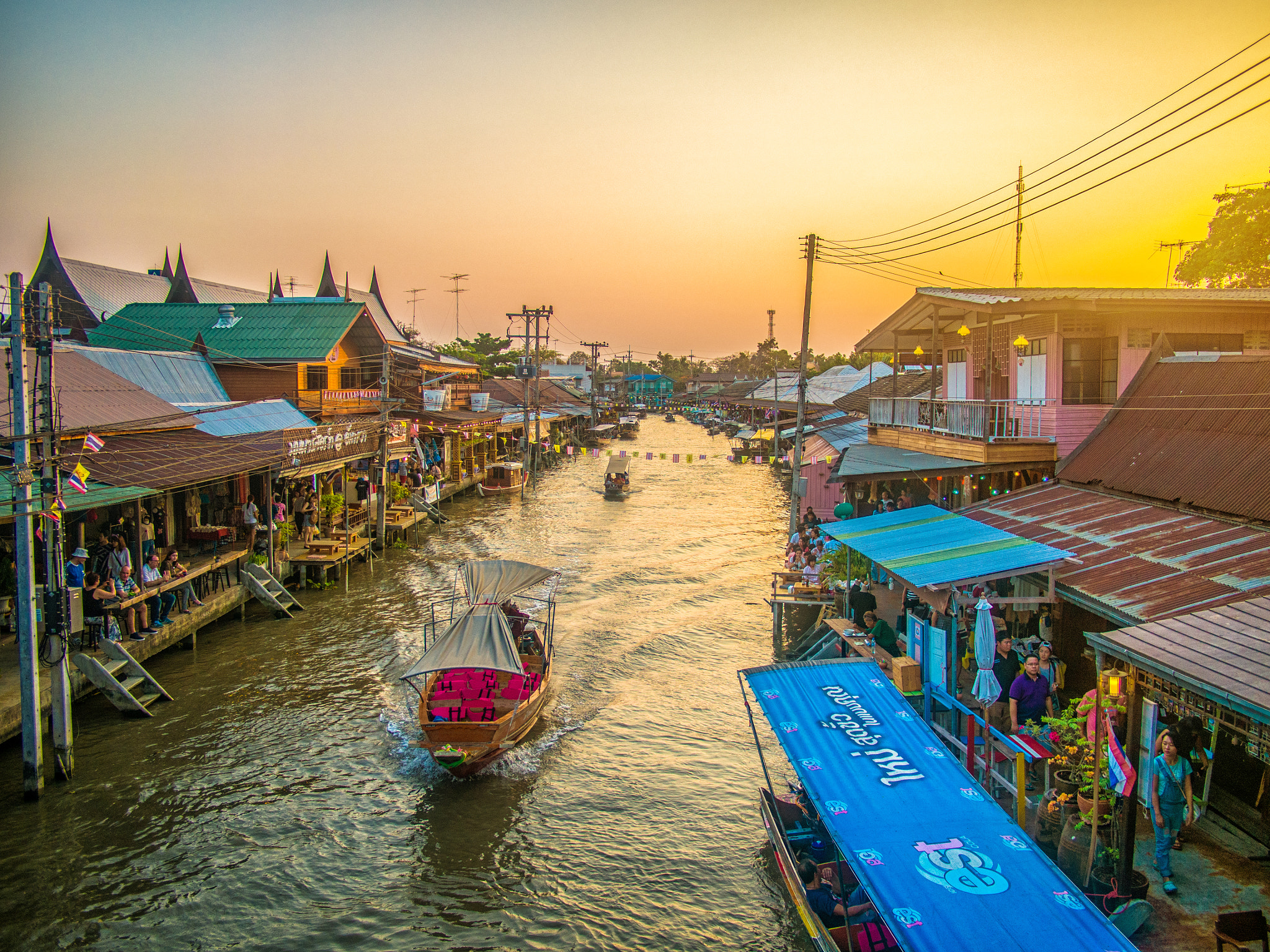 Olympus OM-D E-M5 + Panasonic Lumix G 14mm F2.5 ASPH sample photo. Amphawa floating market photography